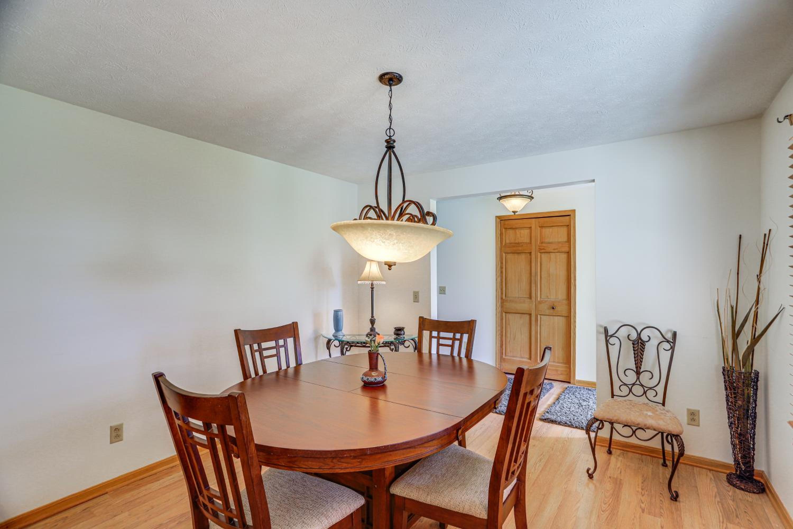 Work and Relax! Spacious Ontario Home with Pool
