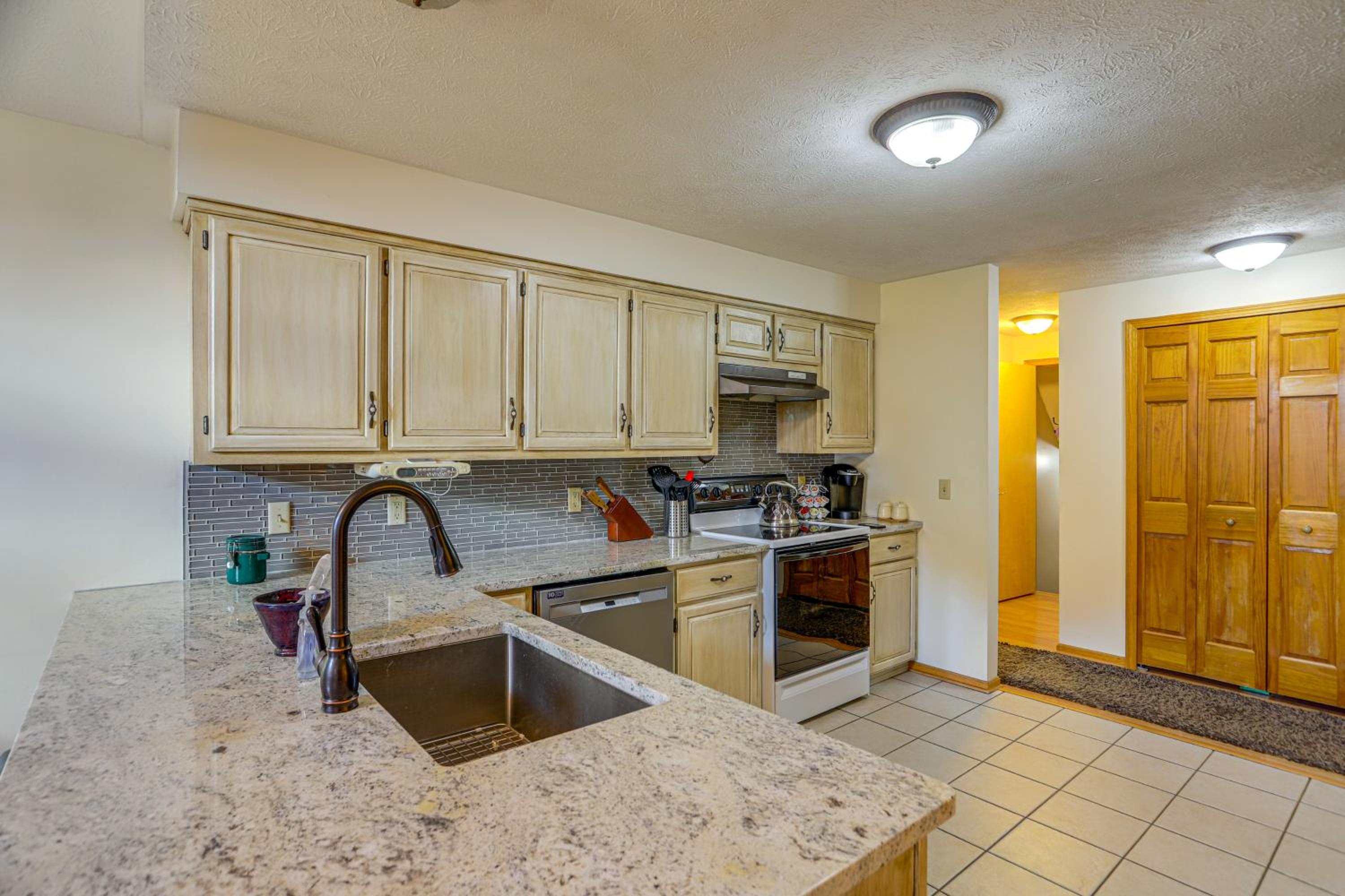 Work and Relax! Spacious Ontario Home with Pool