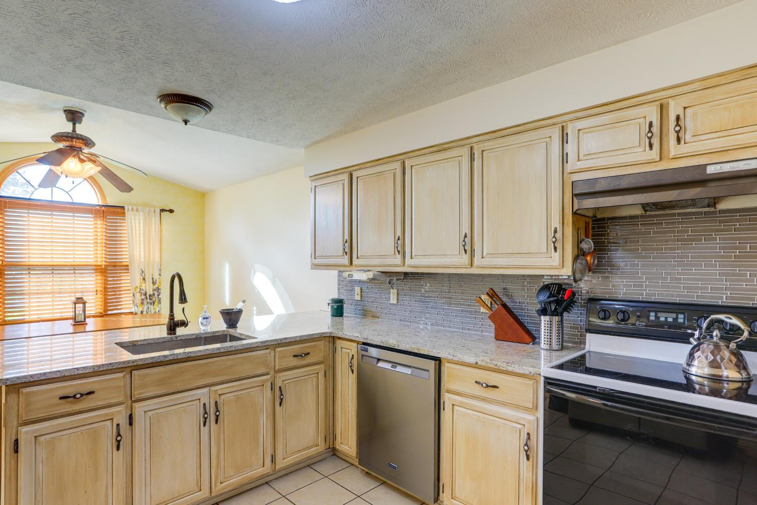 Work and Relax! Spacious Ontario Home with Pool
