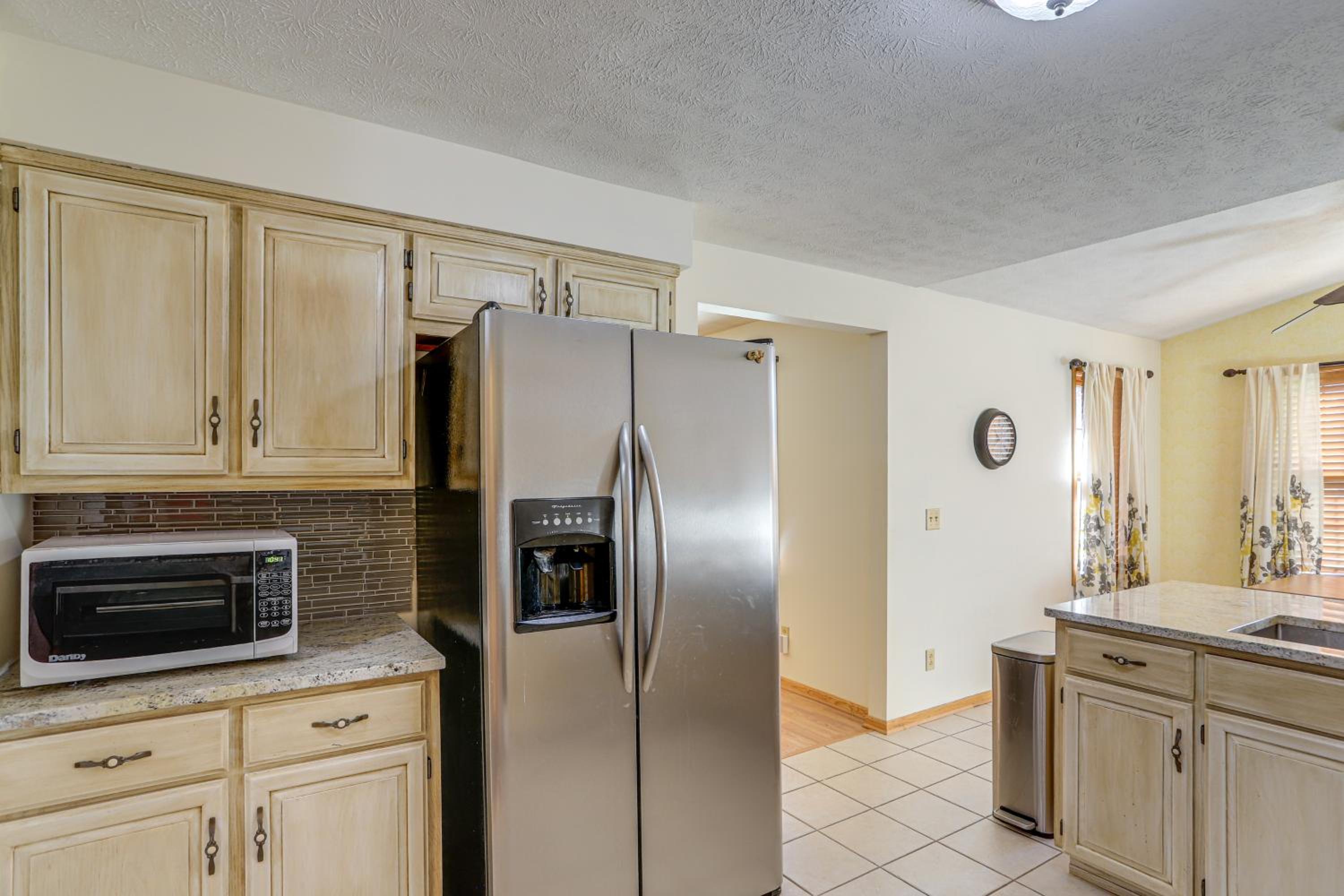 Work and Relax! Spacious Ontario Home with Pool