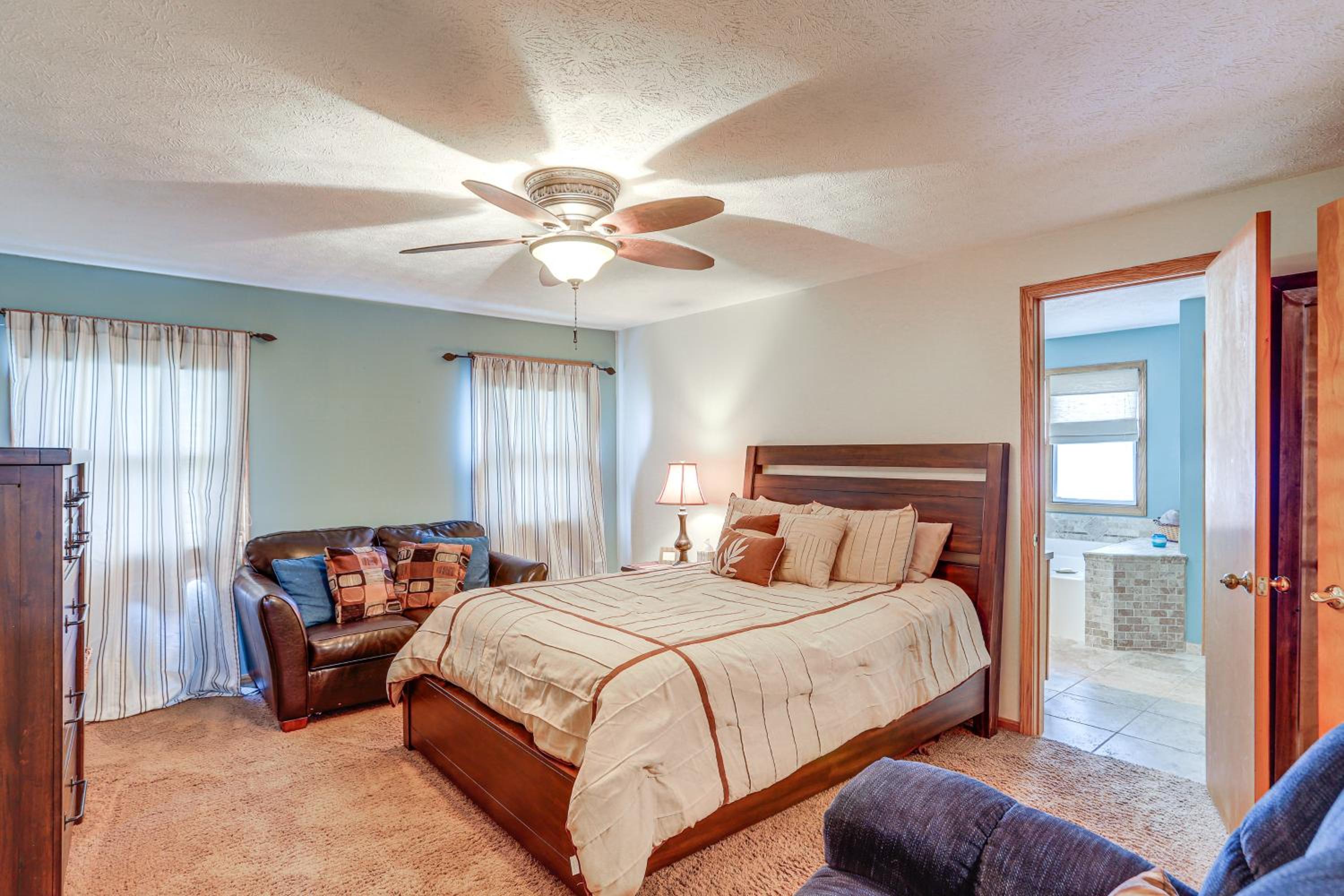 Work and Relax! Spacious Ontario Home with Pool