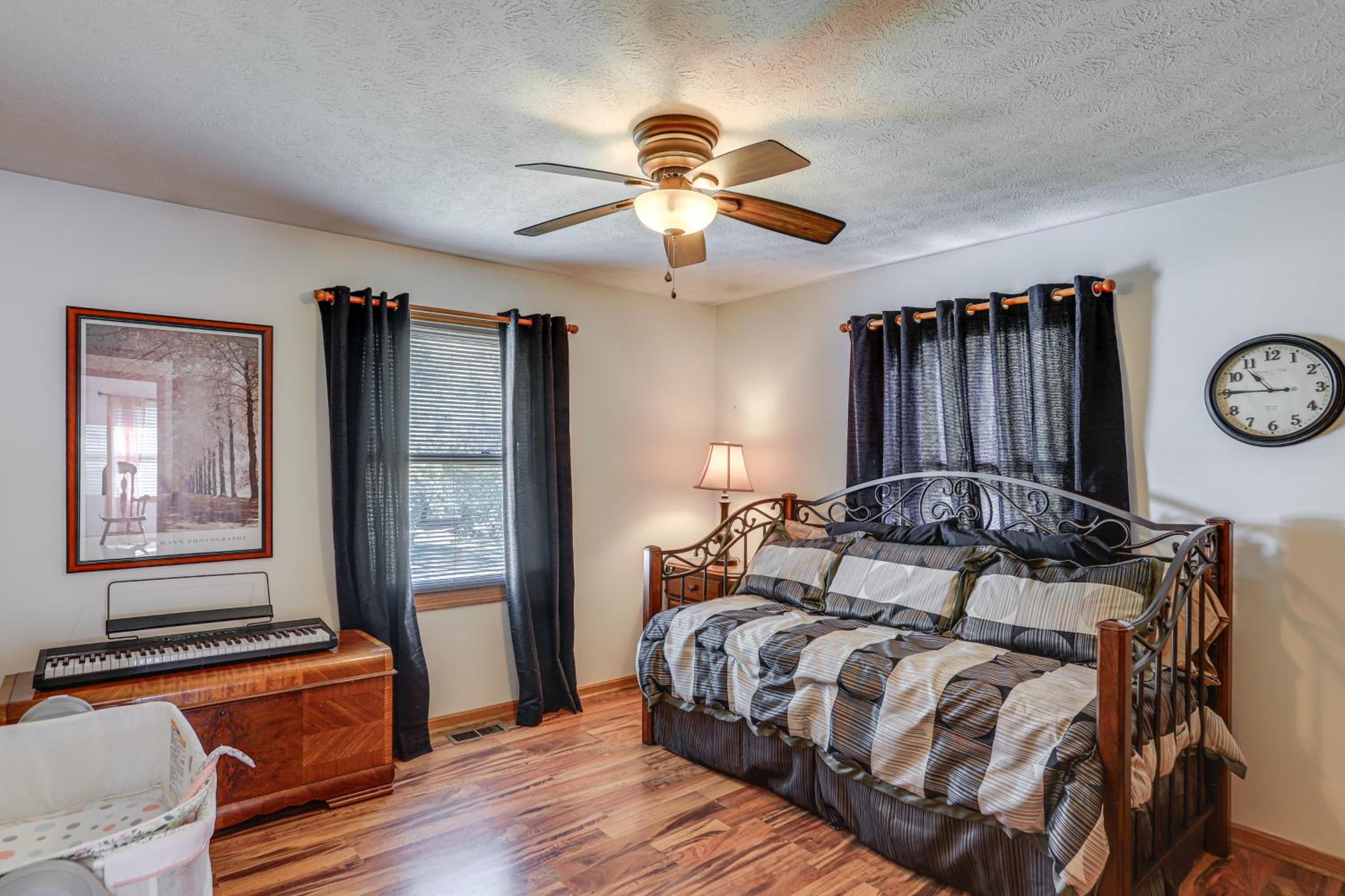Work and Relax! Spacious Ontario Home with Pool