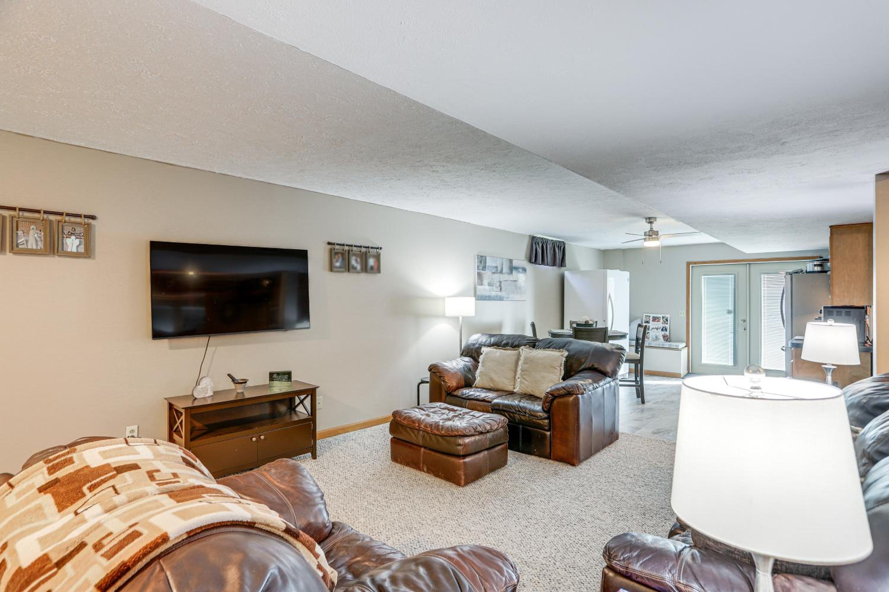 Work and Relax! Spacious Ontario Home with Pool