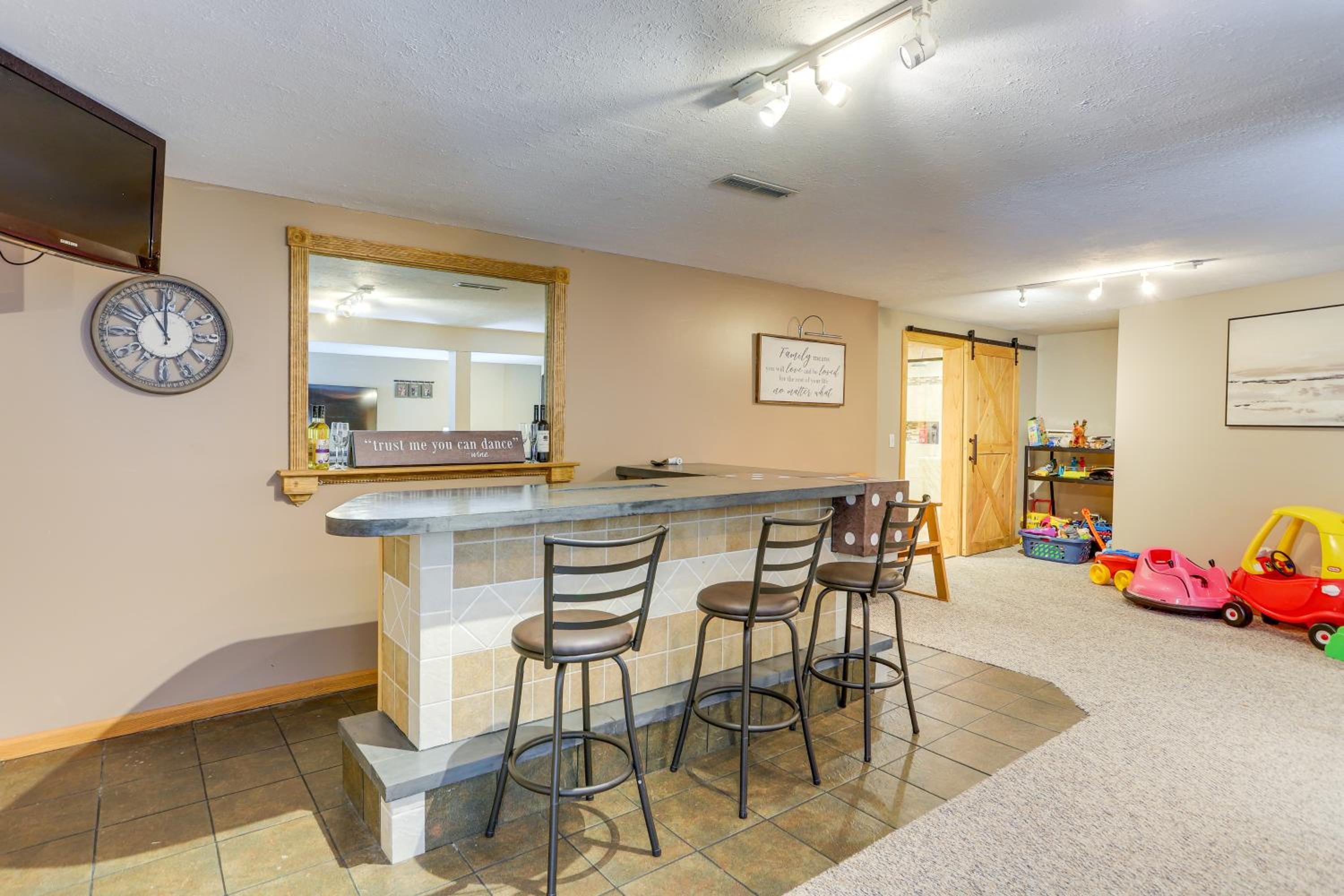 Work and Relax! Spacious Ontario Home with Pool