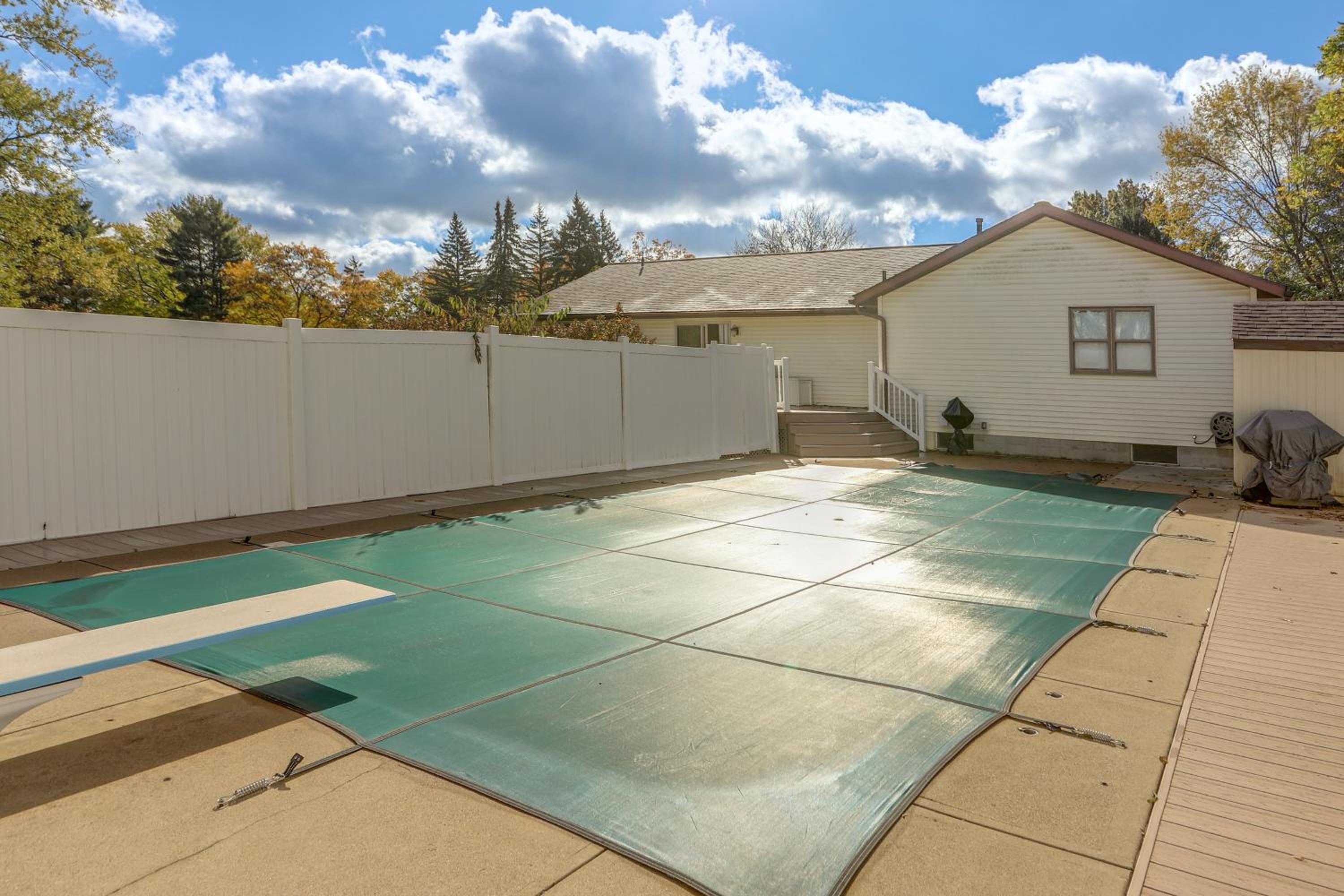 Work and Relax! Spacious Ontario Home with Pool