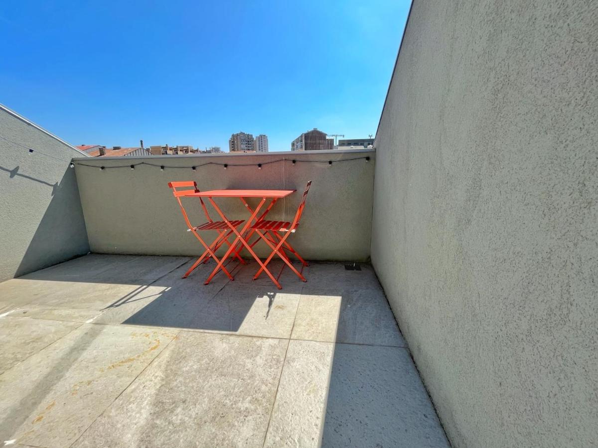 Sunny rooftop duplex with elevator near iconic bridge