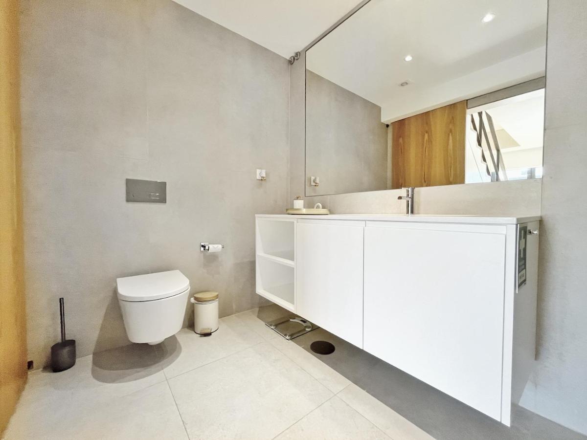 Sunny rooftop duplex with elevator near iconic bridge