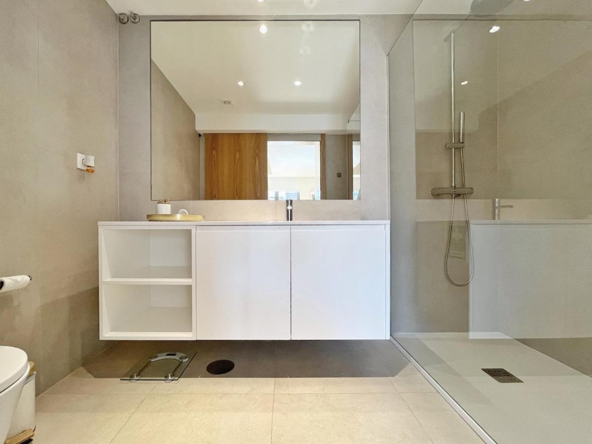 Sunny rooftop duplex with elevator near iconic bridge