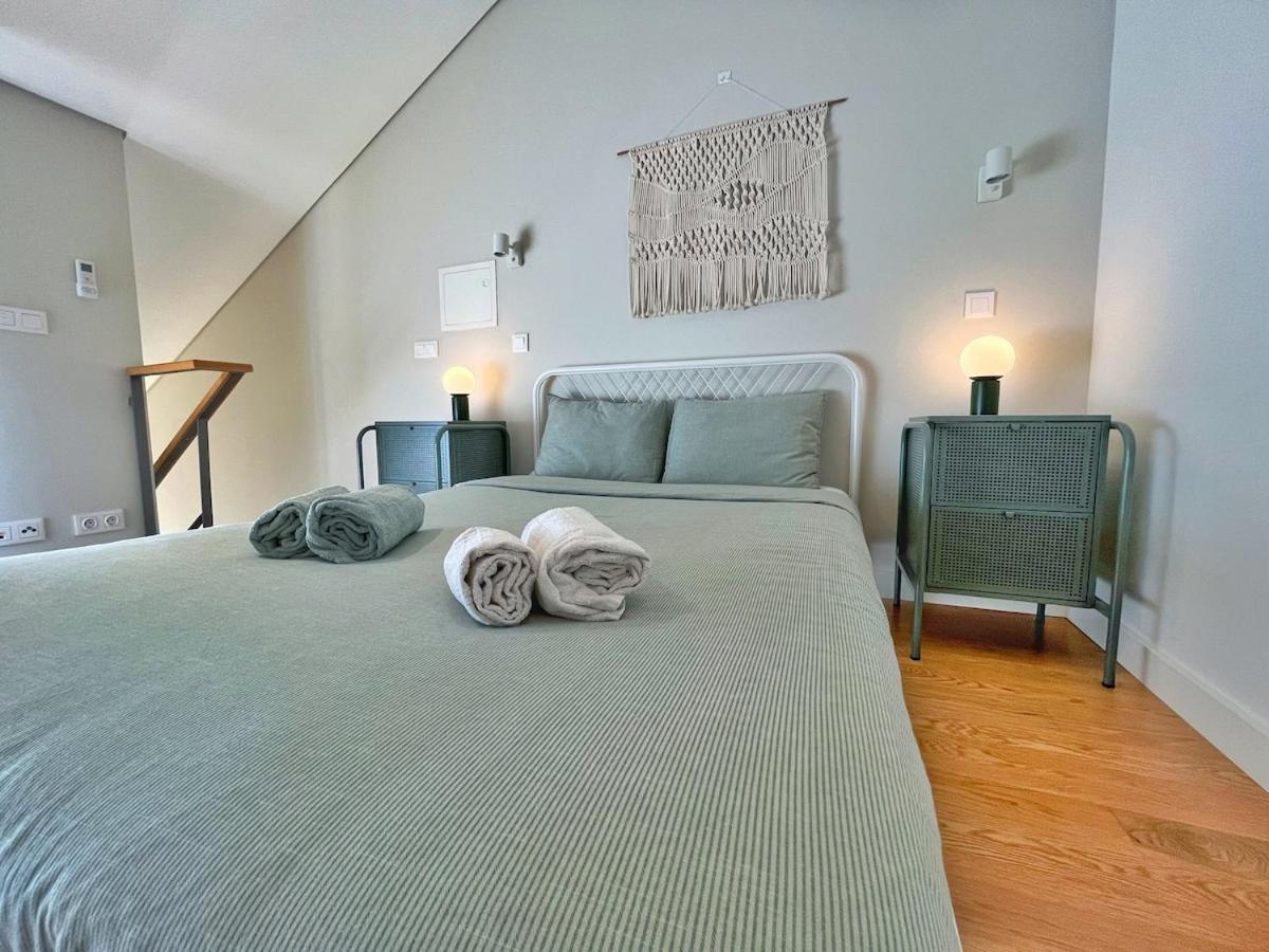 Sunny rooftop duplex with elevator near iconic bridge