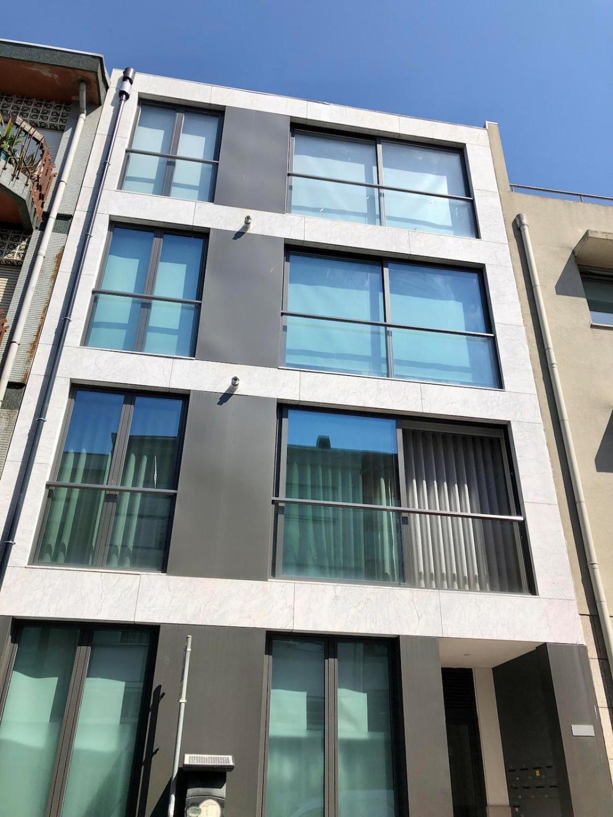 Sunny rooftop duplex with elevator near iconic bridge