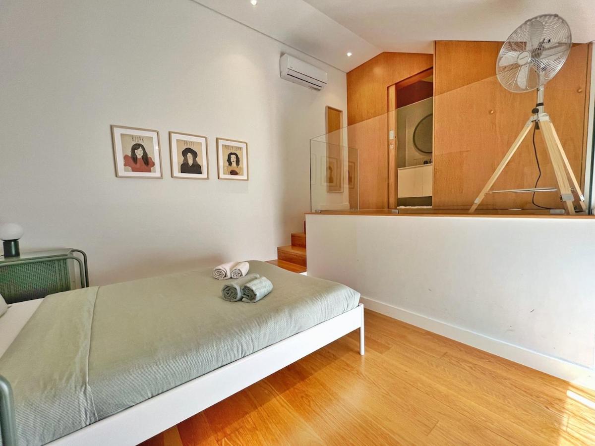 Sunny rooftop duplex with elevator near iconic bridge