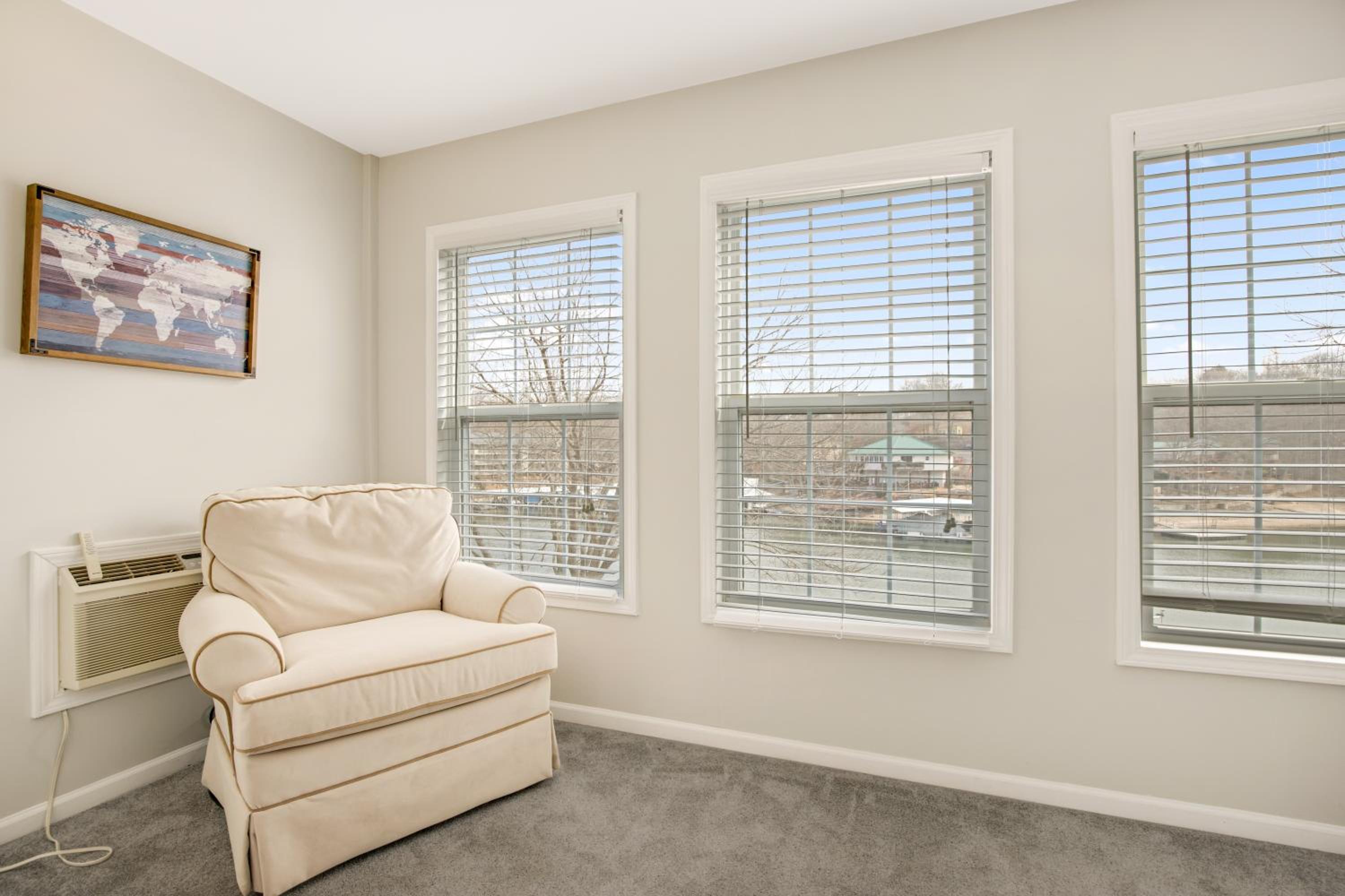 Close to The Strip, Private Dock & Screened Deck!