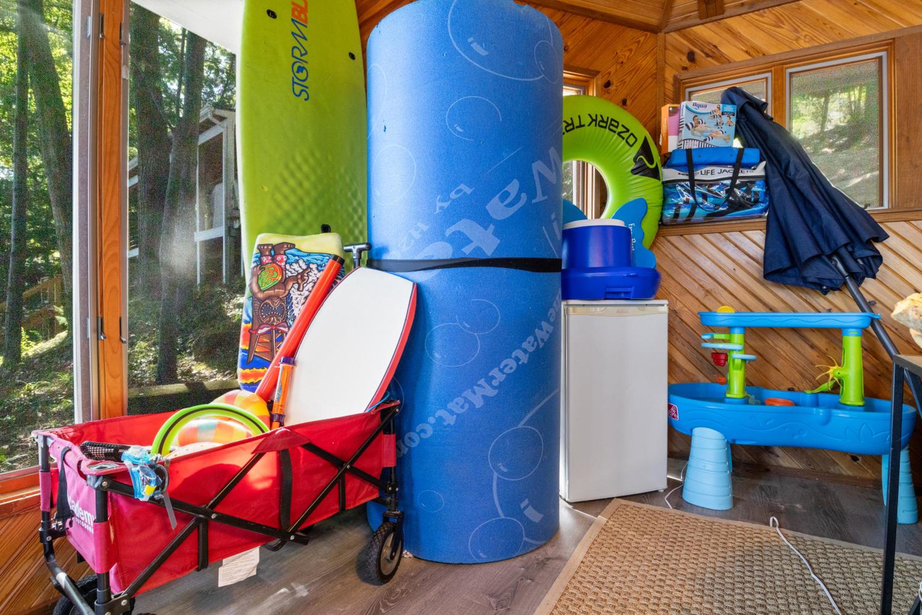Firepit, Kayaks, Paddle Board, Lake Views, Great Location