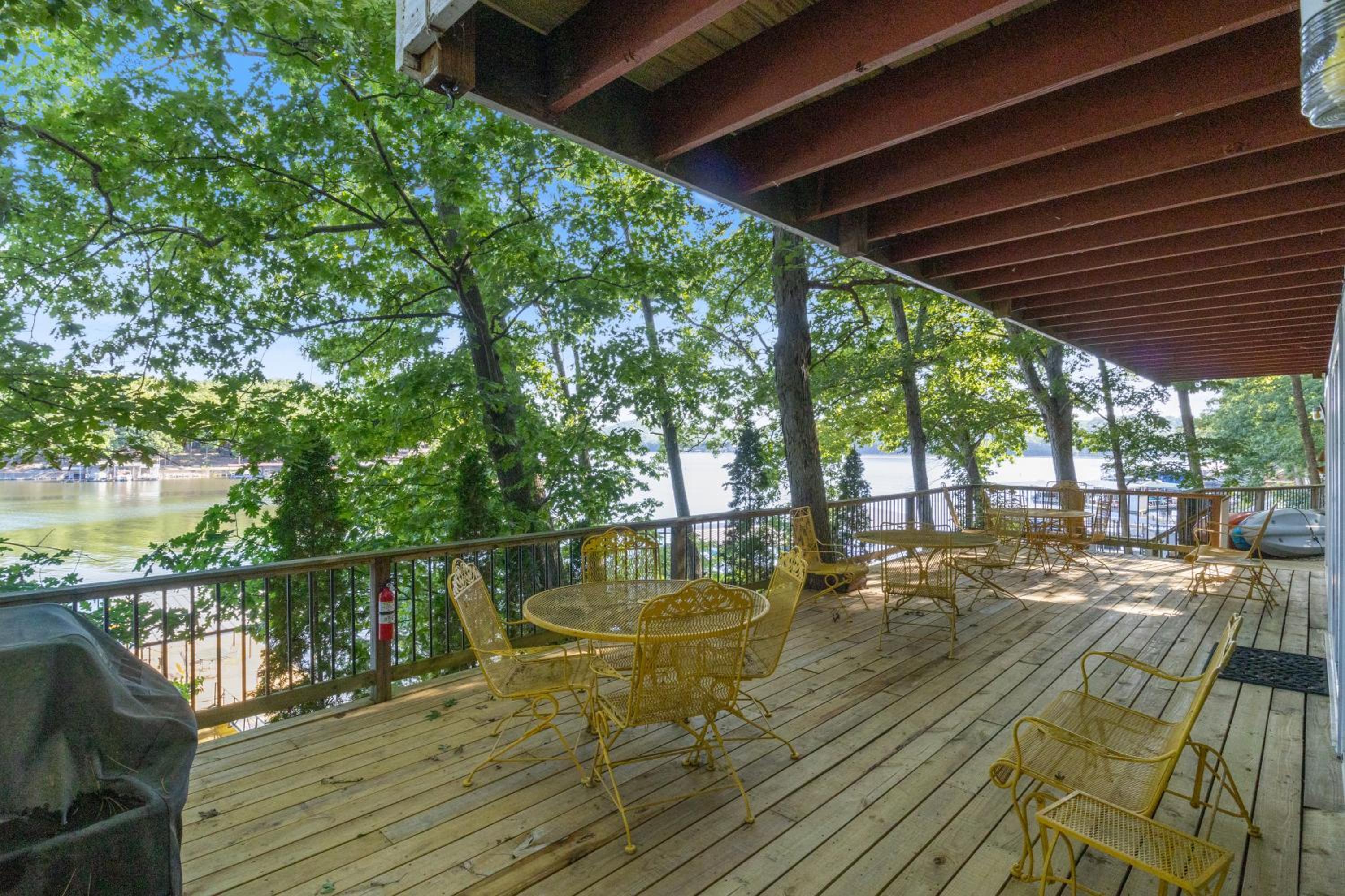 Firepit, Kayaks, Paddle Board, Lake Views, Great Location