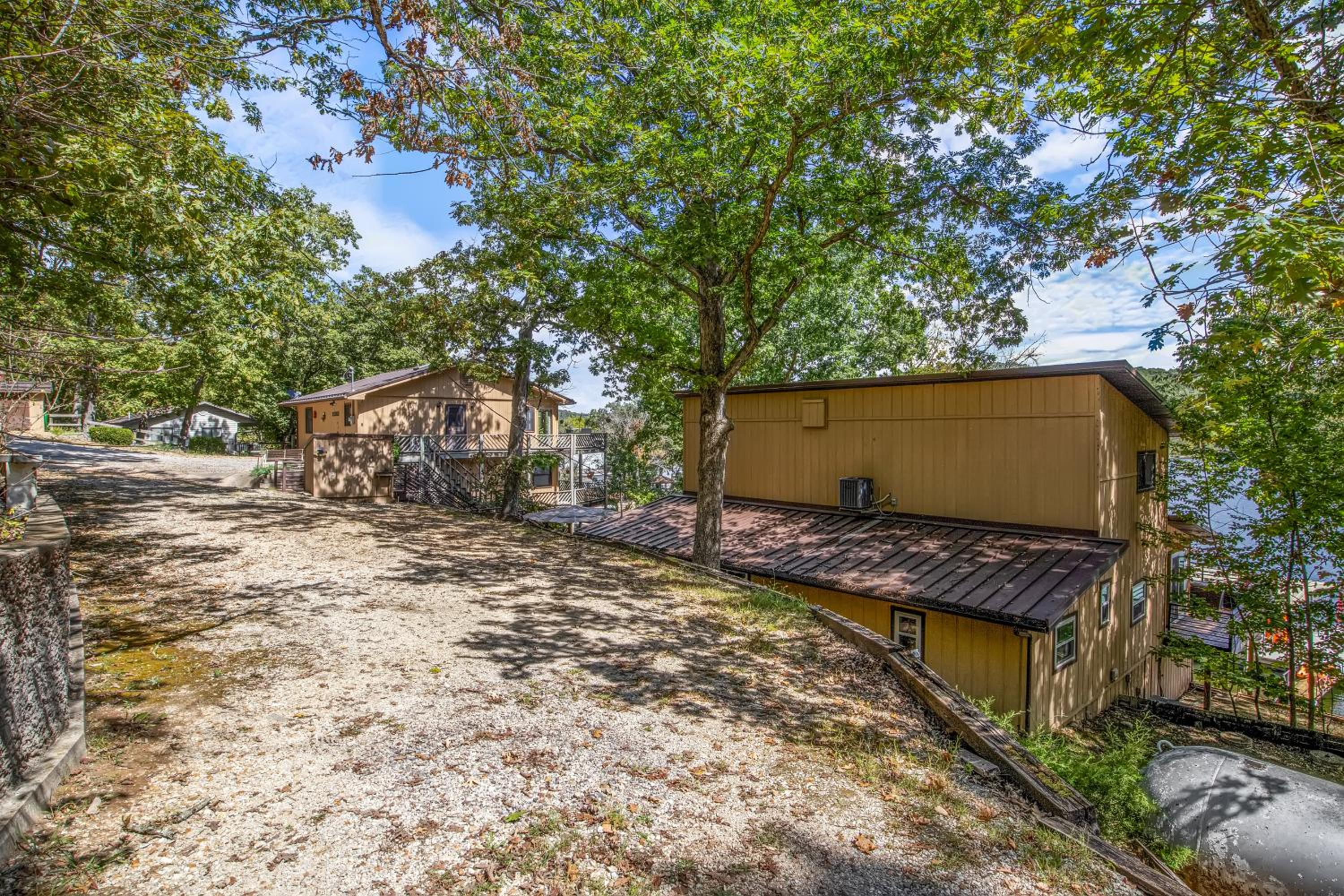 Spacious, Quiet & Great Cove, Nearby Attractions, Private Dock, Fireplace, Expansive Deck