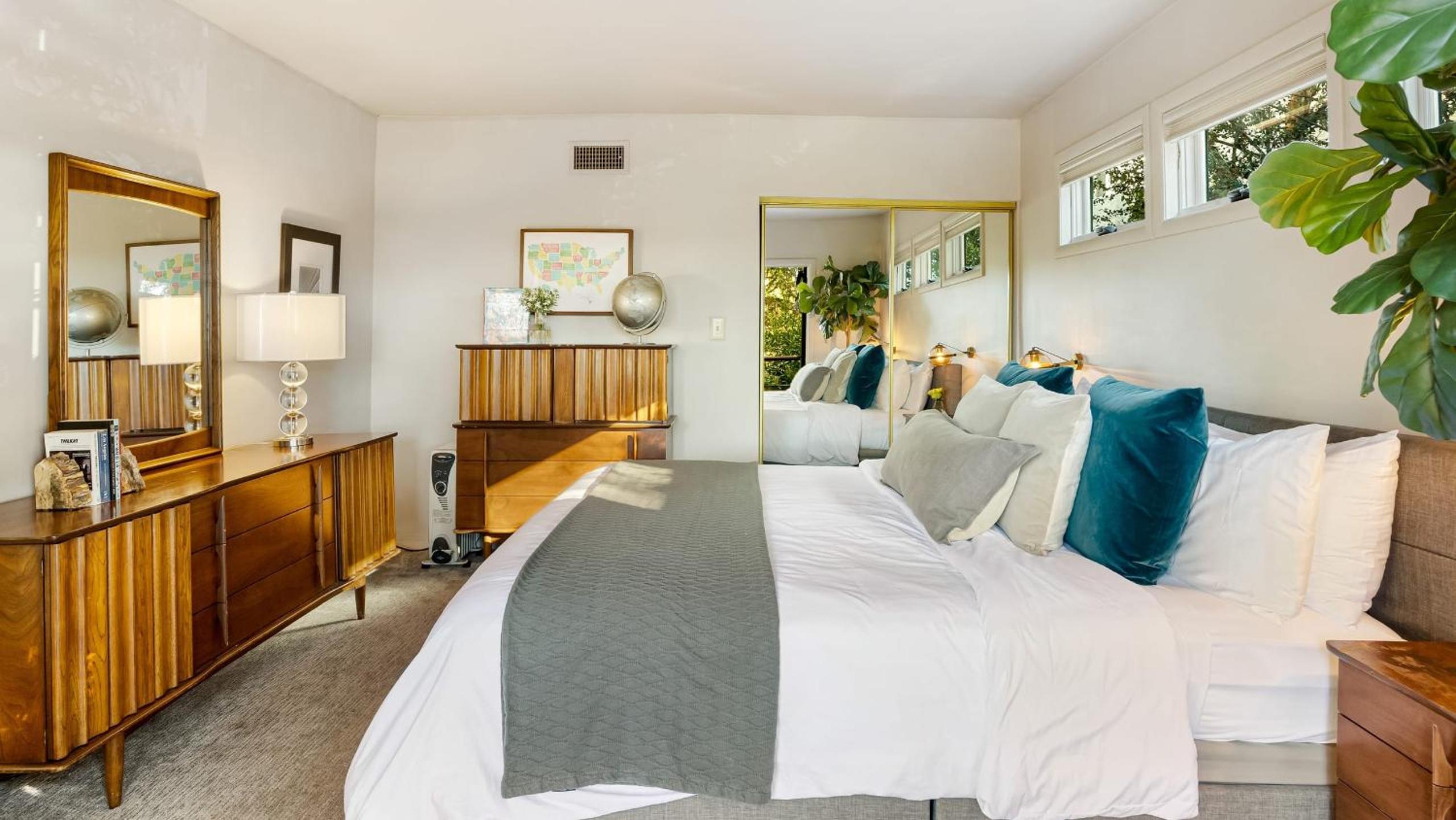 Spanish Revival Charm in Silver Lake w Patio BBQ Walkable Location Maltman Manor by AvantStay