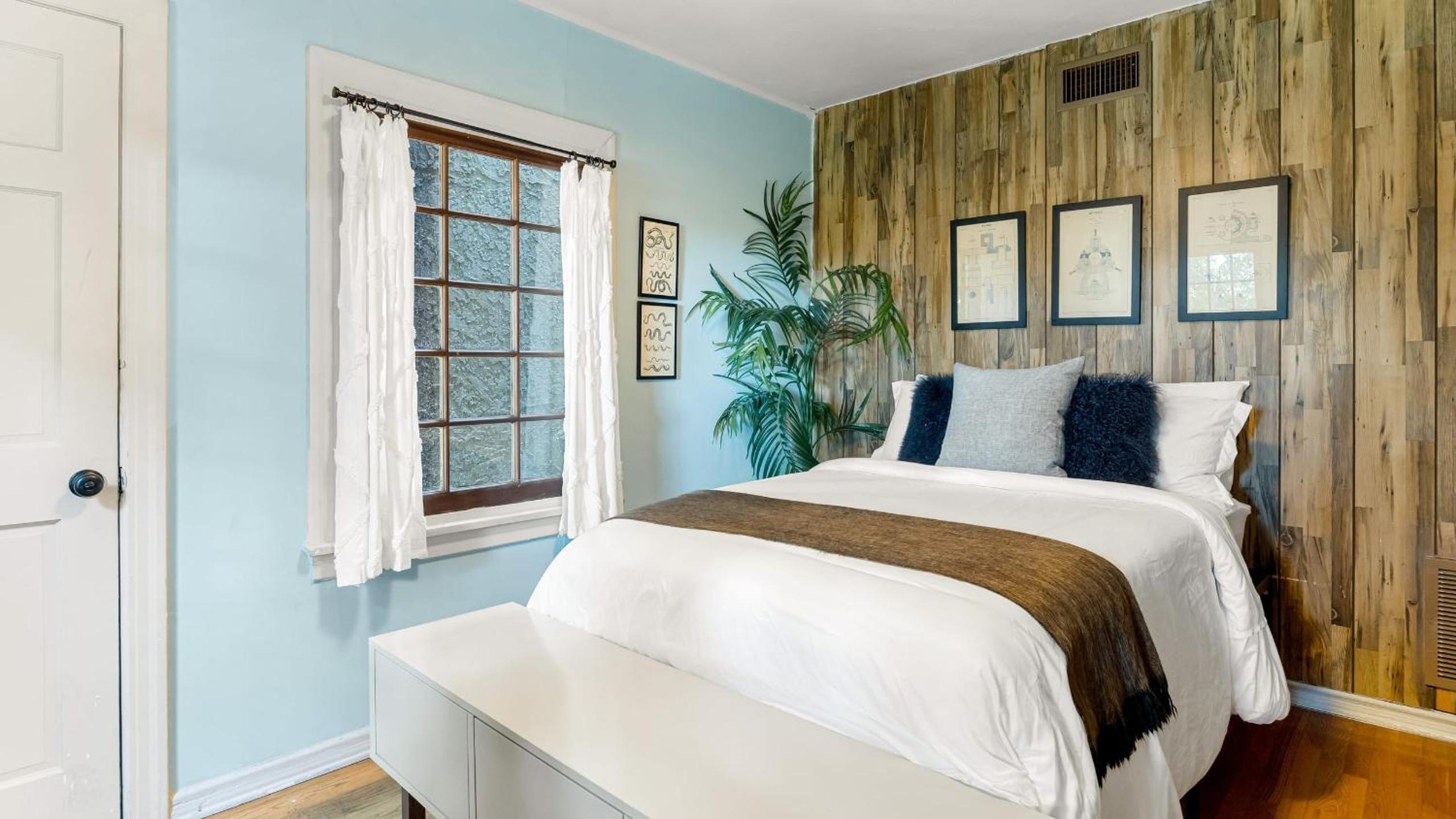 Spanish Revival Charm in Silver Lake w Patio BBQ Walkable Location Maltman Manor by AvantStay
