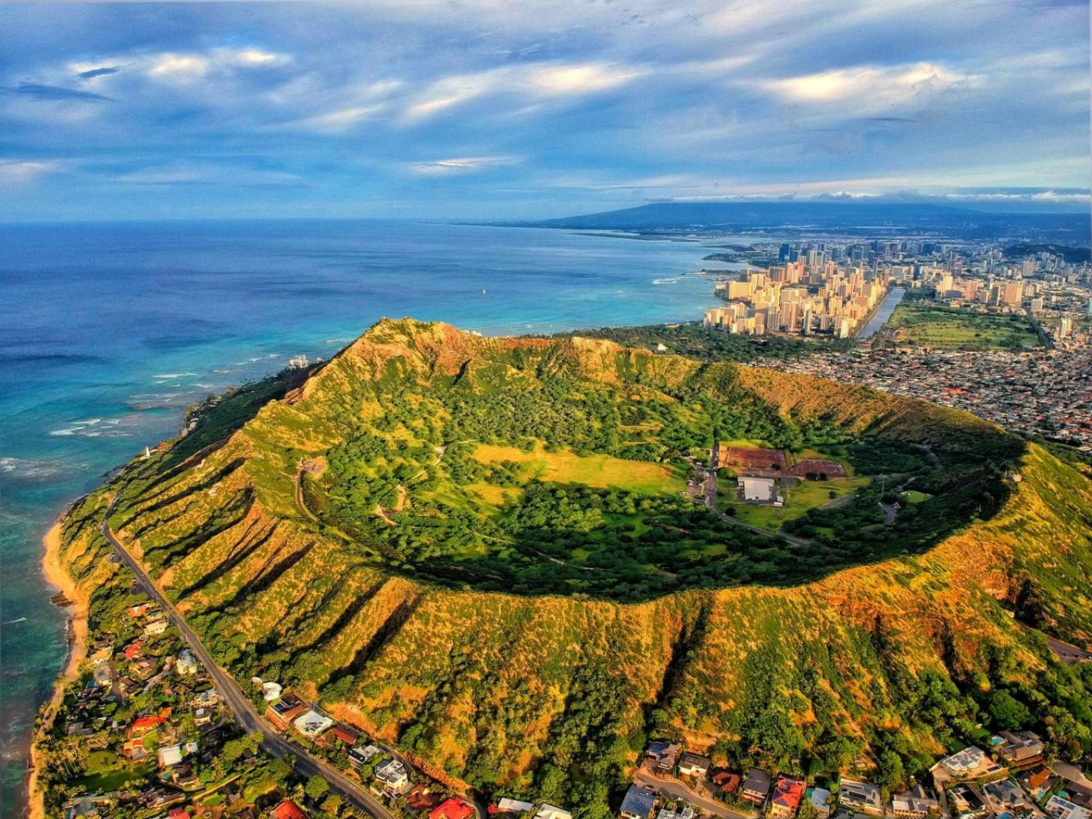 Waikiki Seaside Monarch Paradise Hotel Studio Near Waikiki - Mountain and City View - Full Kitchen