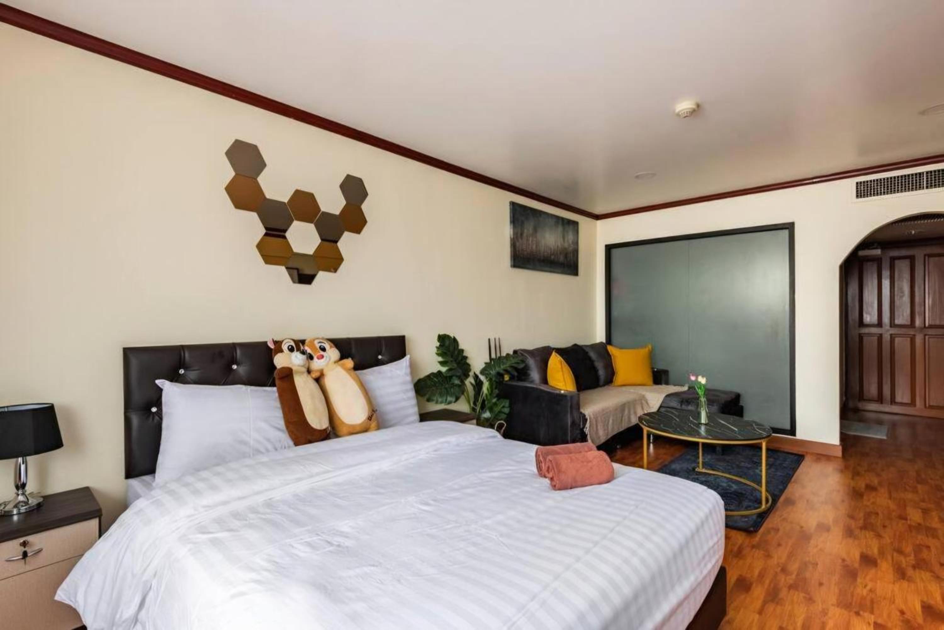 SelfCheckIn Omni Tower Sukhumvit4 NaNa Asoke BTS MRT Hispeed WiFi Pool&Gym