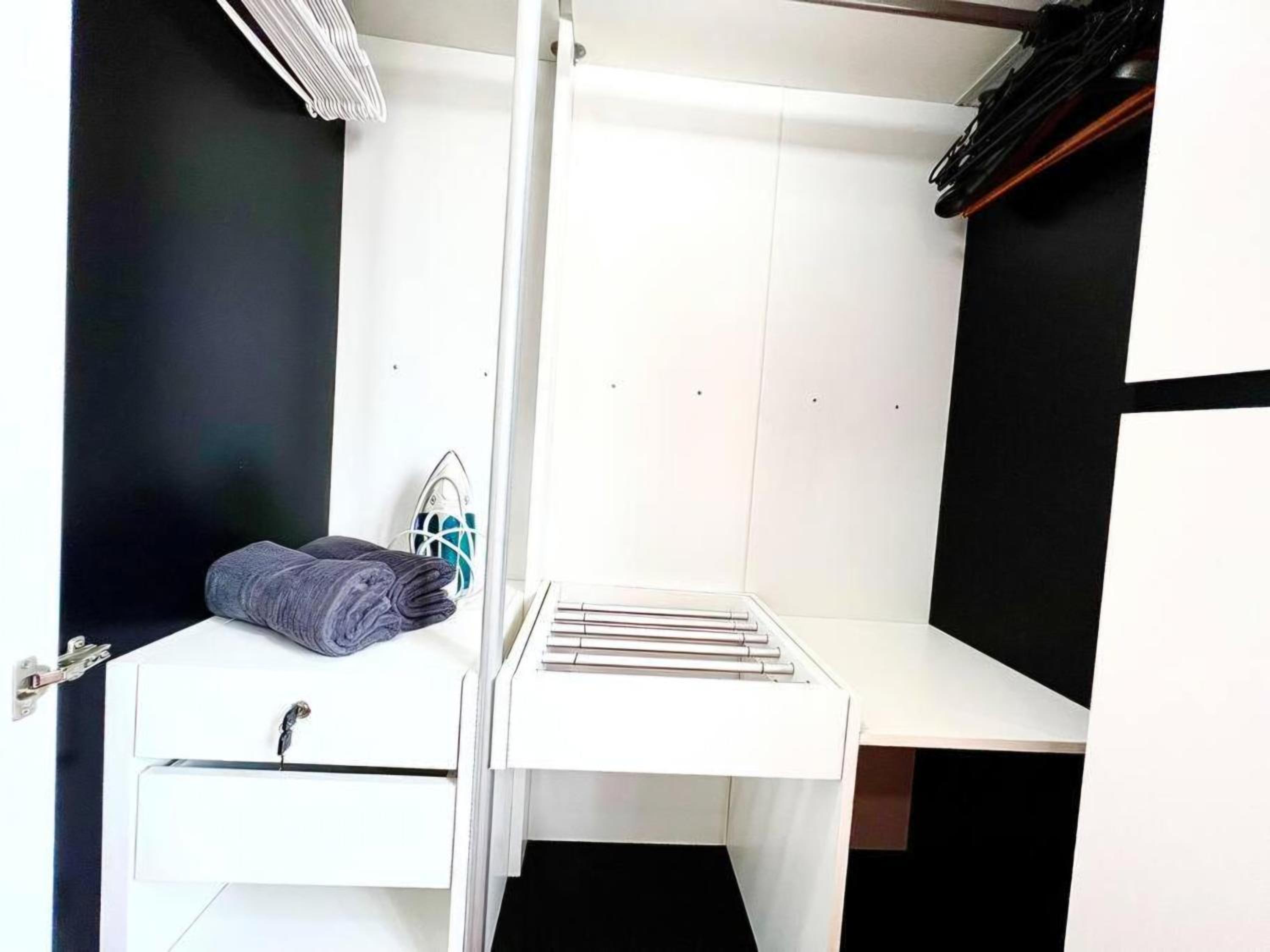 SelfCheckIn Omni Tower Sukhumvit4 NaNa Asoke BTS MRT Hispeed WiFi Pool&Gym