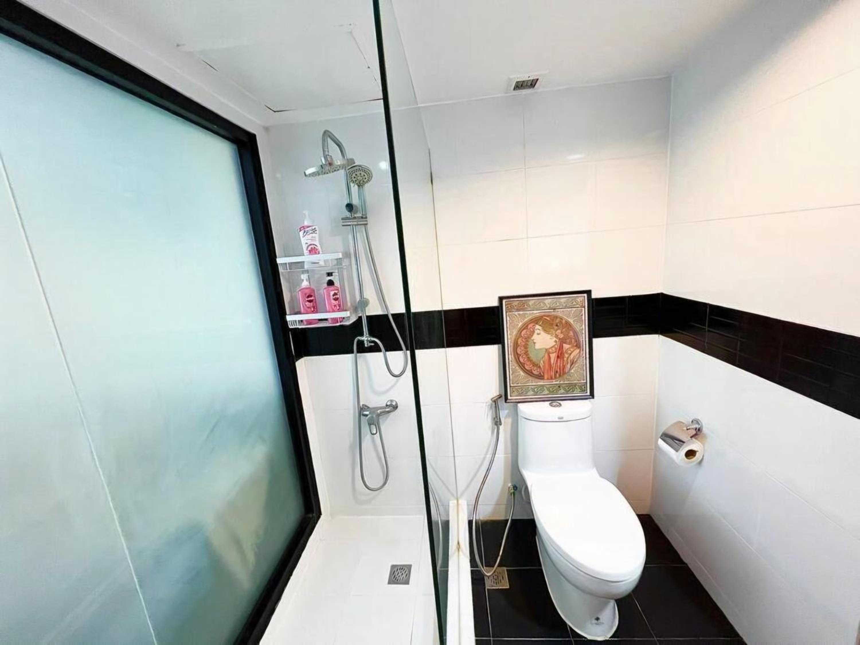 SelfCheckIn Omni Tower Sukhumvit4 NaNa Asoke BTS MRT Hispeed WiFi Pool&Gym