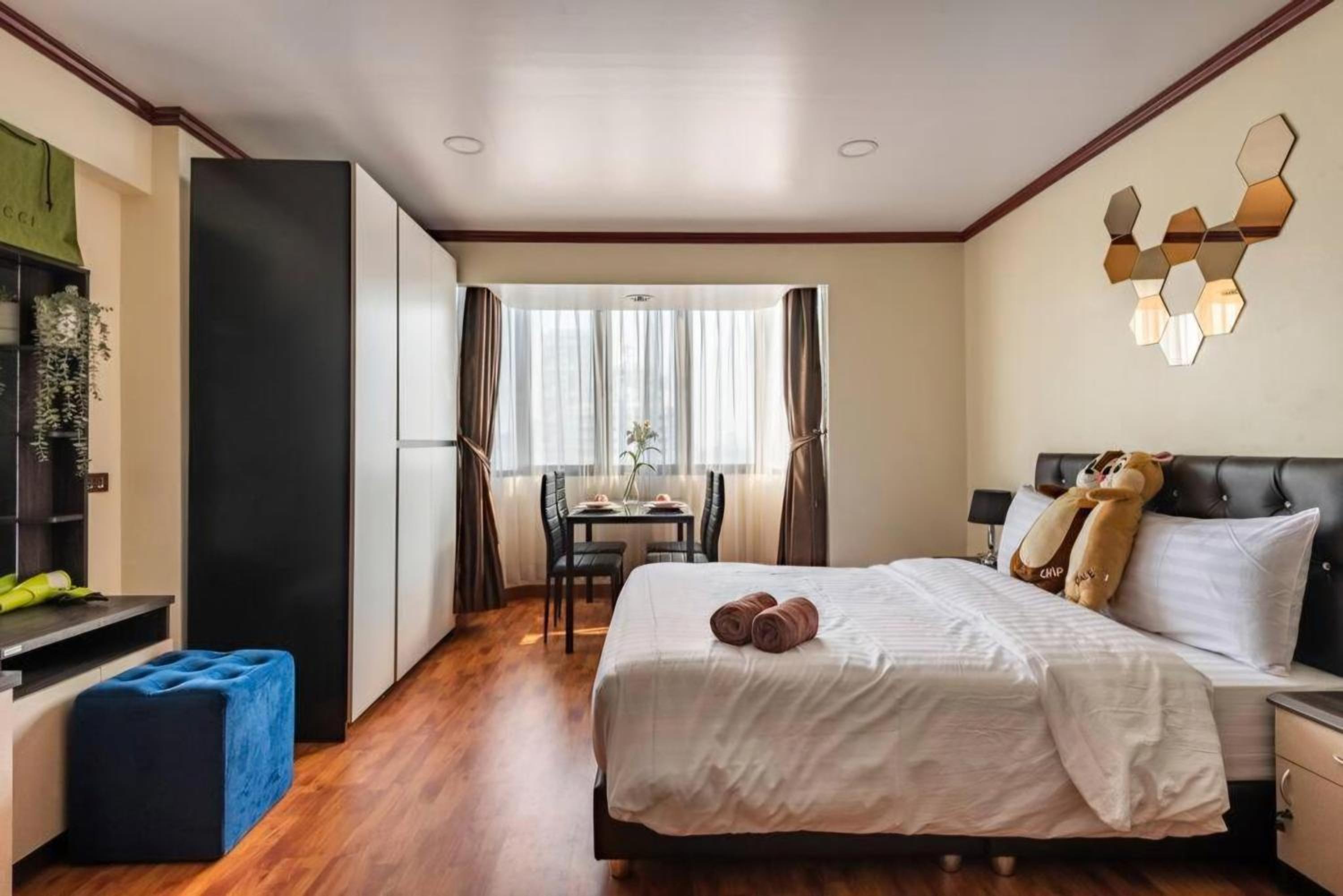 SelfCheckIn Omni Tower Sukhumvit4 NaNa Asoke BTS MRT Hispeed WiFi Pool&Gym