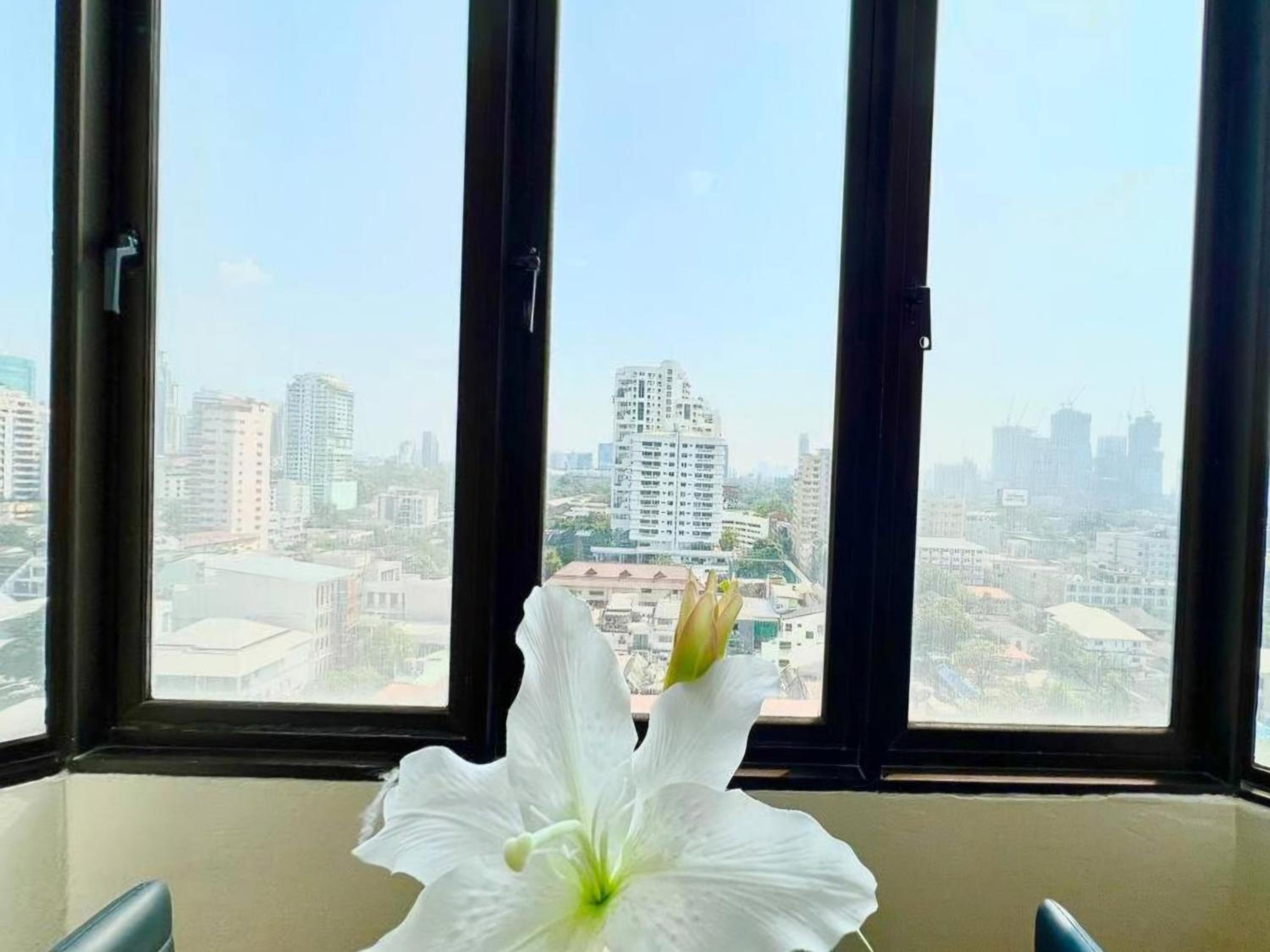 SelfCheckIn Omni Tower Sukhumvit4 NaNa Asoke BTS MRT Hispeed WiFi Pool&Gym