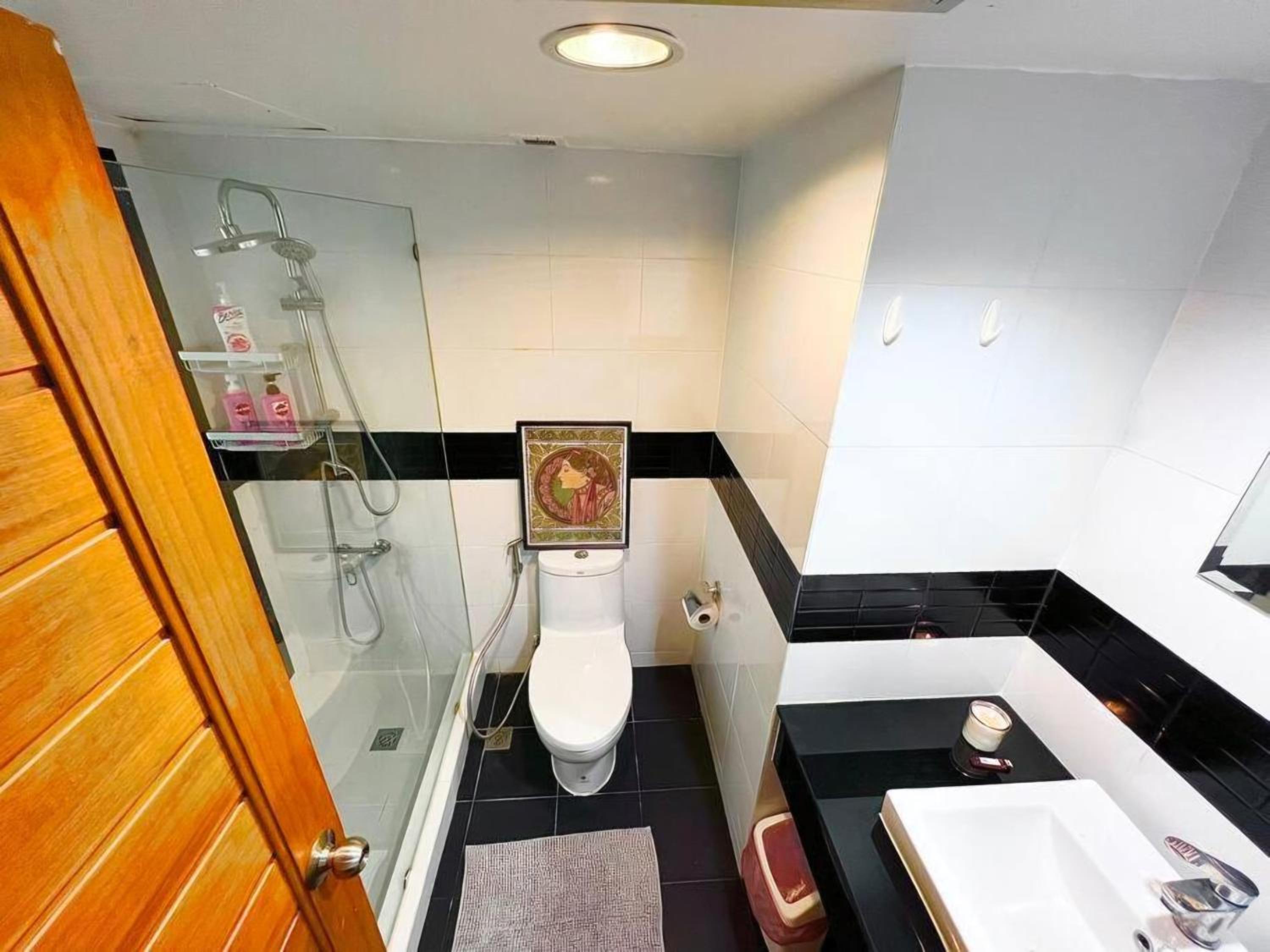 SelfCheckIn Omni Tower Sukhumvit4 NaNa Asoke BTS MRT Hispeed WiFi Pool&Gym