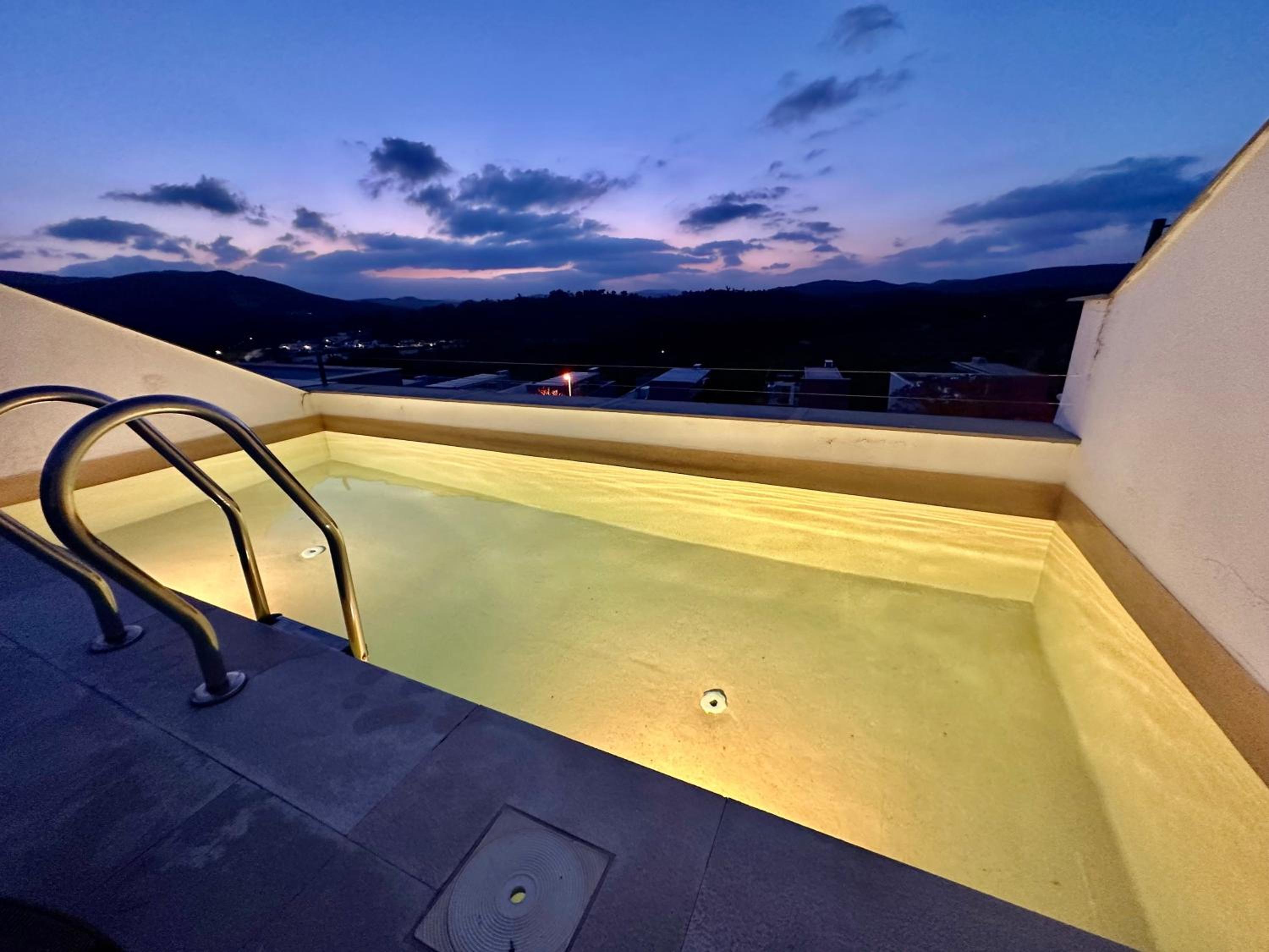 Villa - Sleeps 8 - Rooftop Pool Views Near Golf