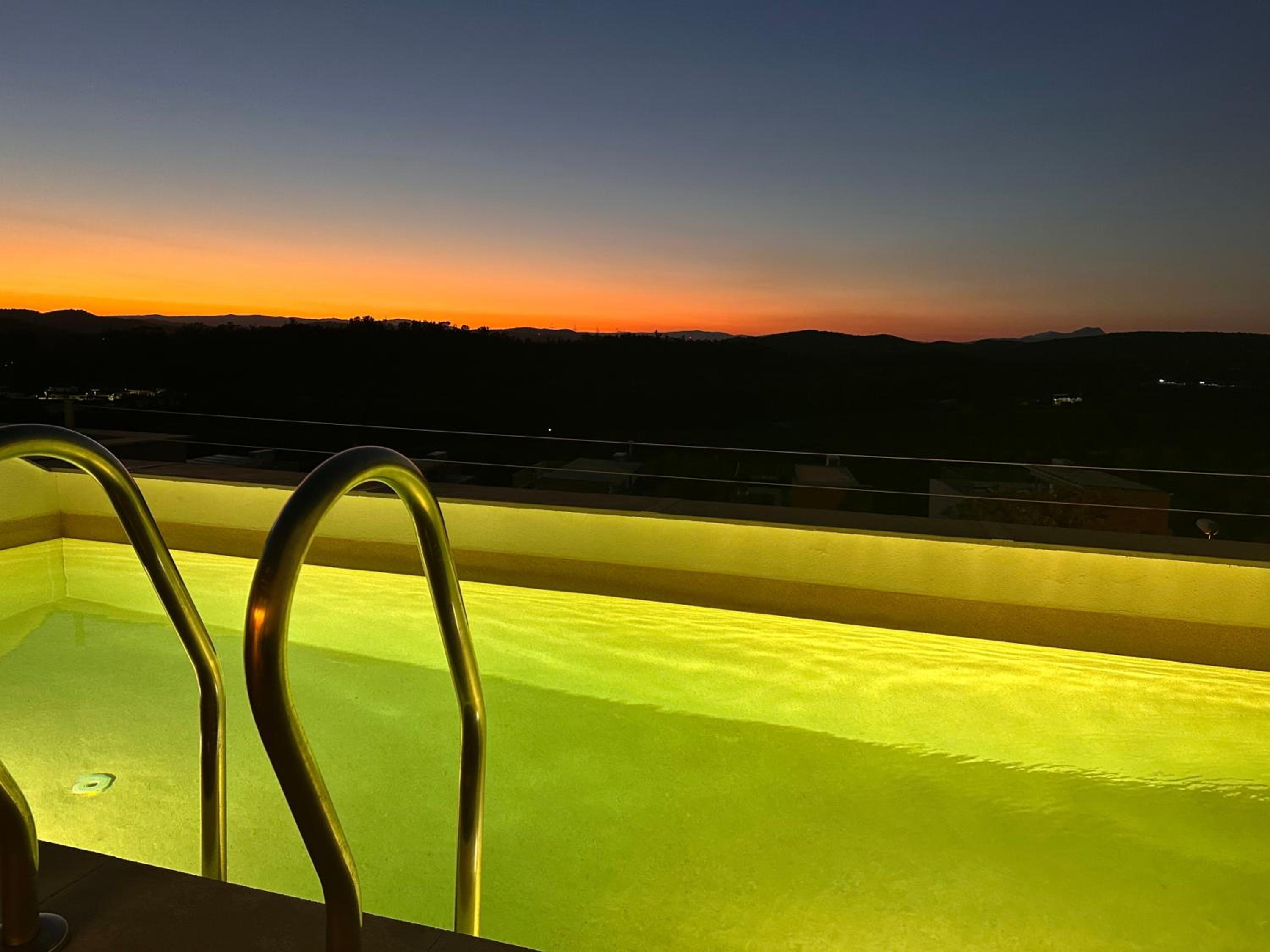 Villa - Sleeps 8 - Rooftop Pool Views Near Golf