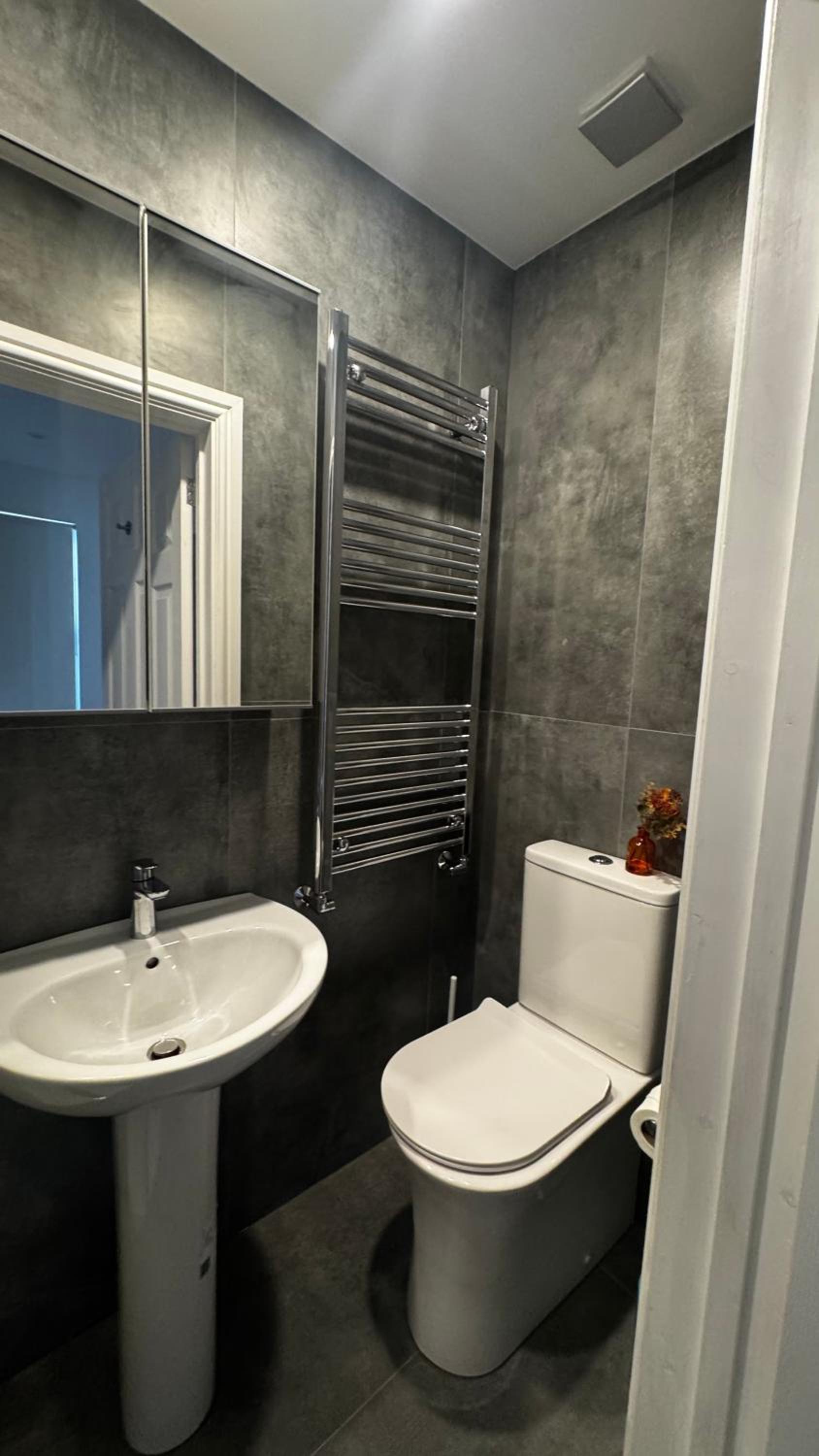 Deluxe Suite w PS5, Balcony, Netflix, Sleeps 6, ideal for relocators and professionals