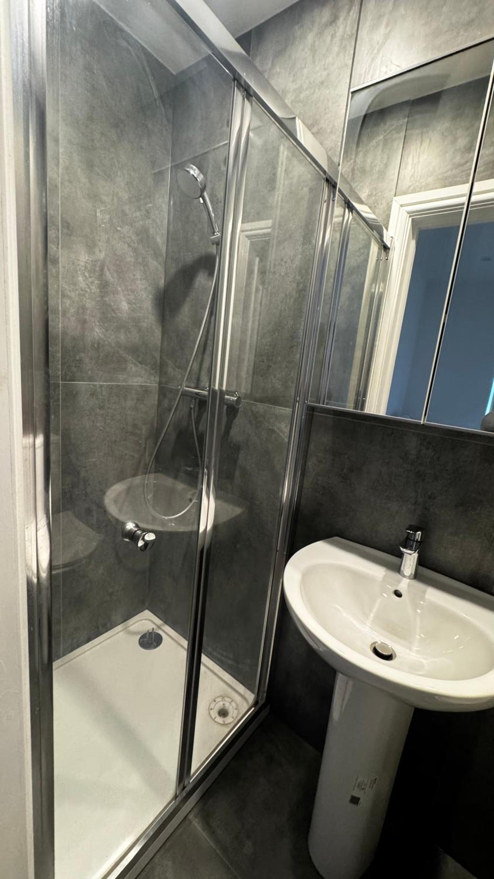 Deluxe Suite w PS5, Balcony, Netflix, Sleeps 6, ideal for relocators and professionals