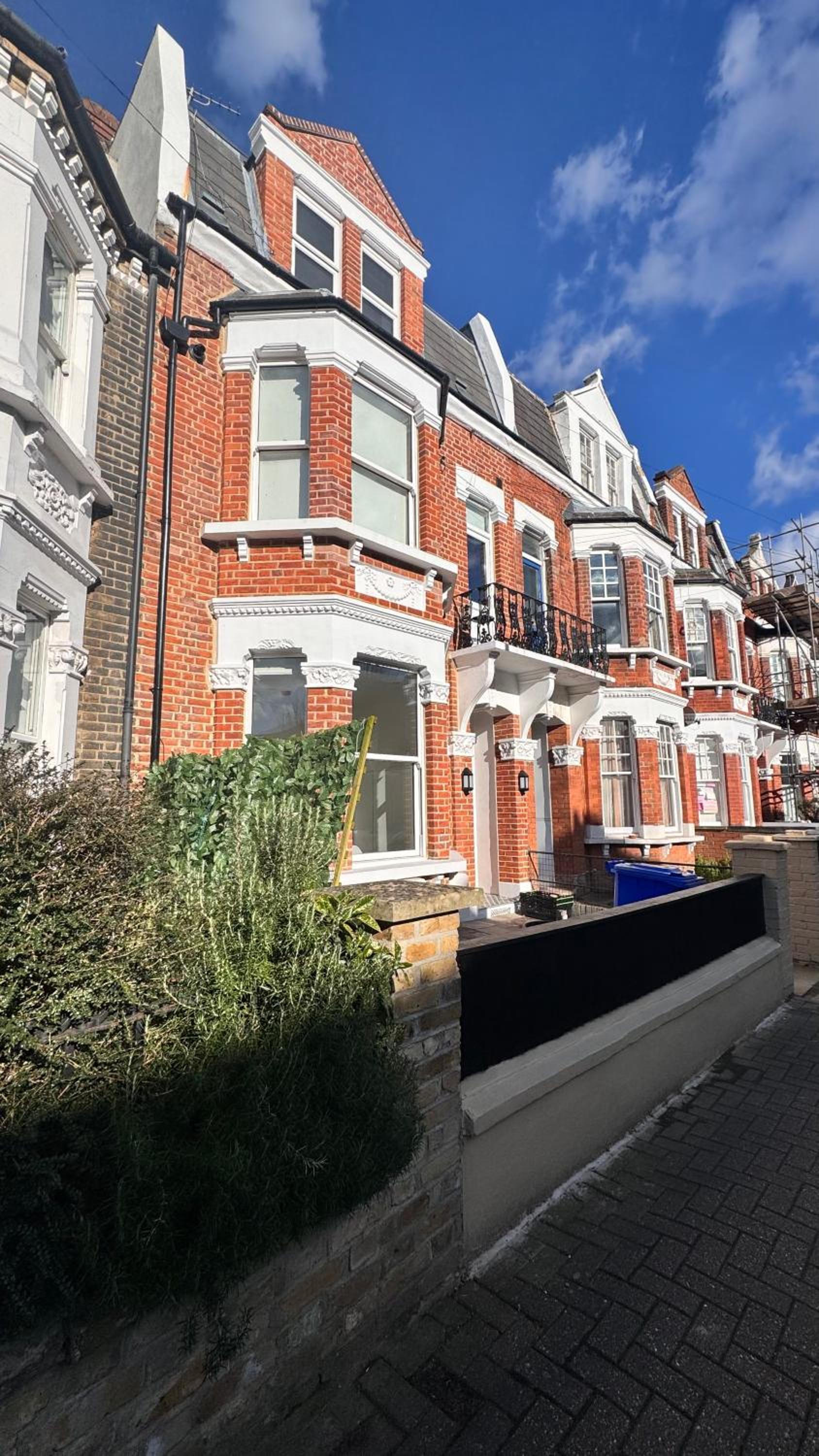 Deluxe Suite w PS5, Balcony, Netflix, Sleeps 6, ideal for relocators and professionals