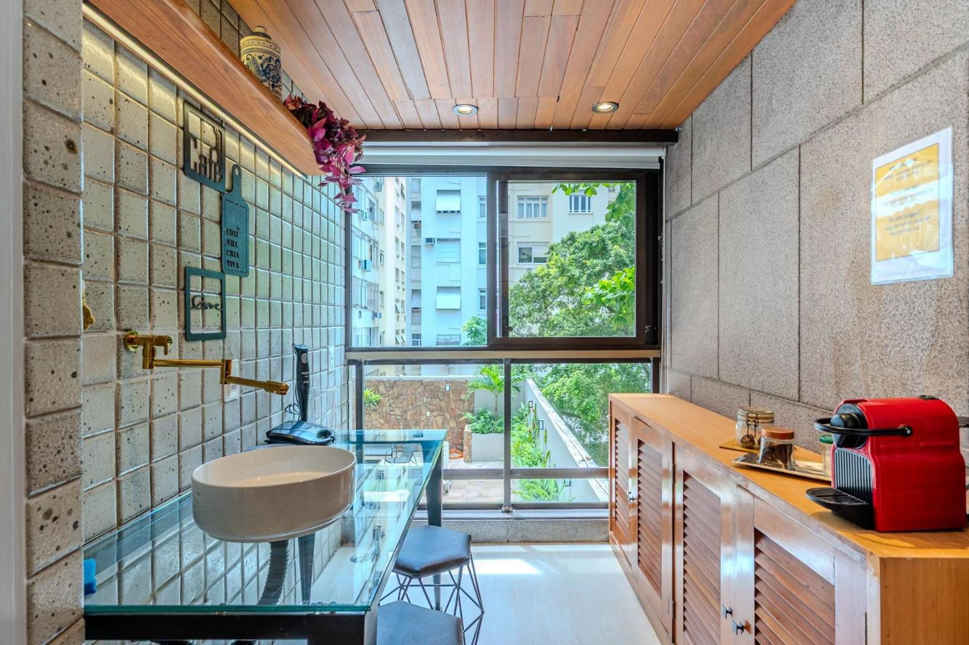 Swimming pool, sauna, and gym on Arpoador