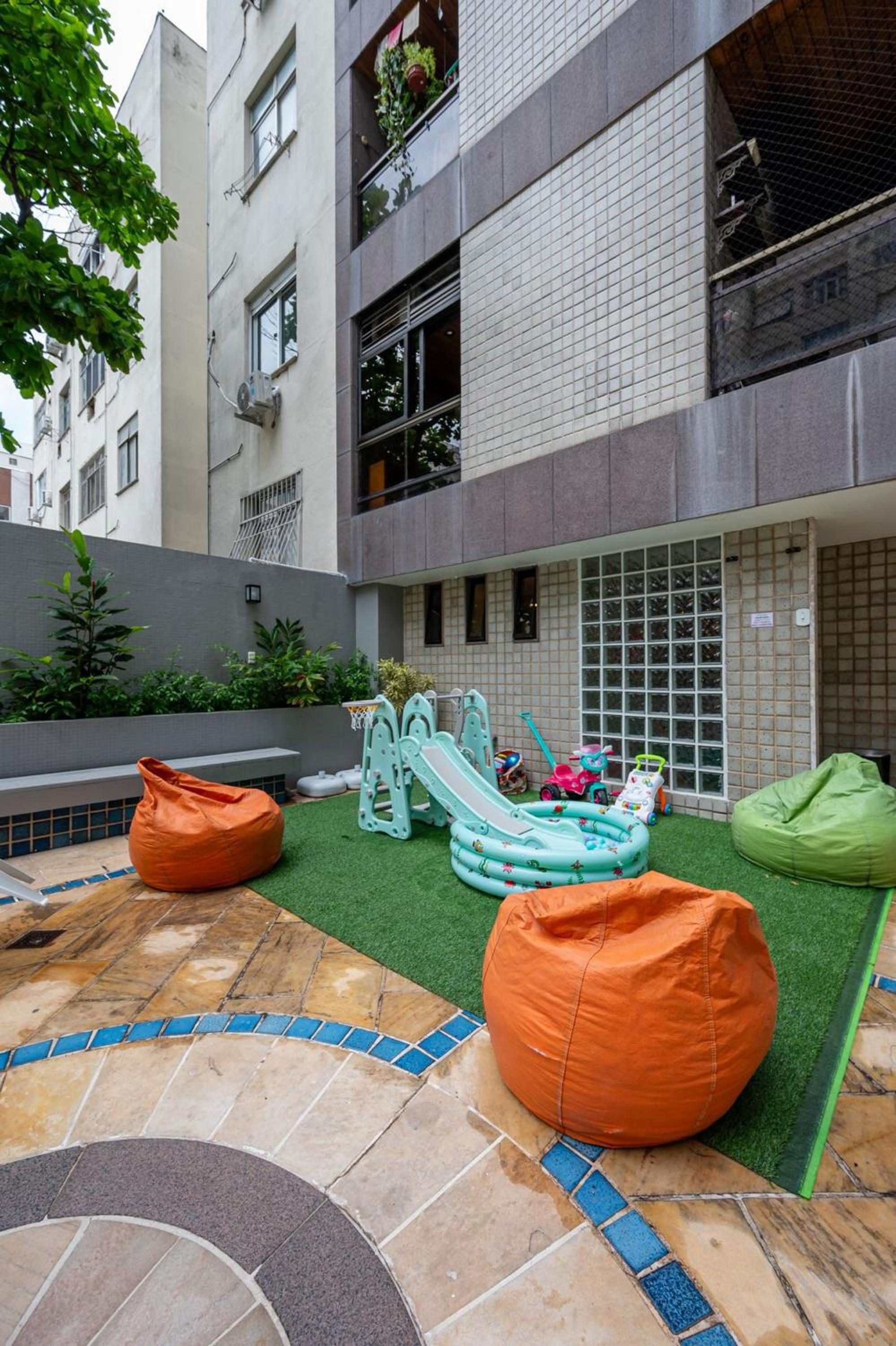 Swimming pool, sauna, and gym on Arpoador