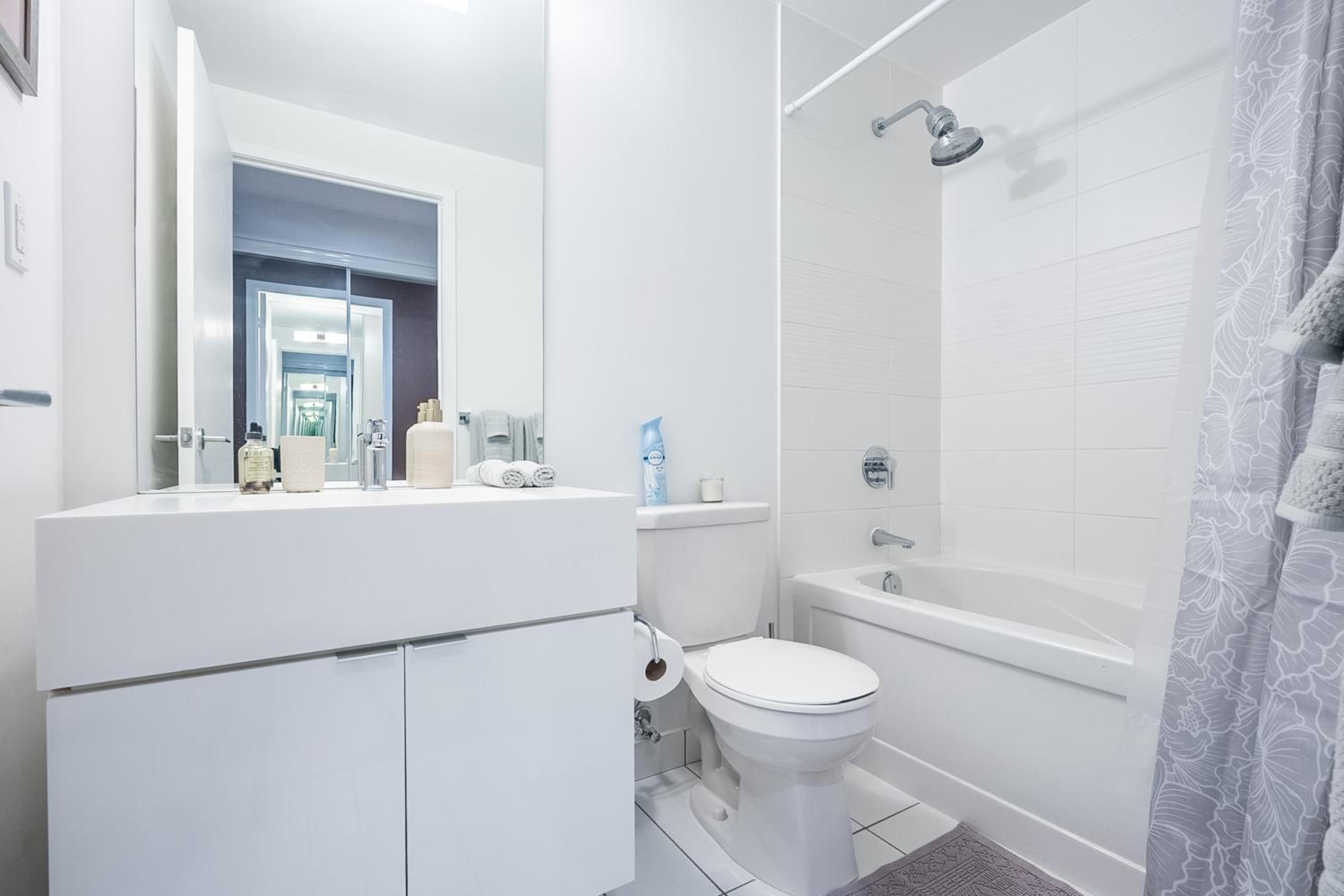 Modern 1 Bedroom Condo Iceboat Terrace Downtown Toronto