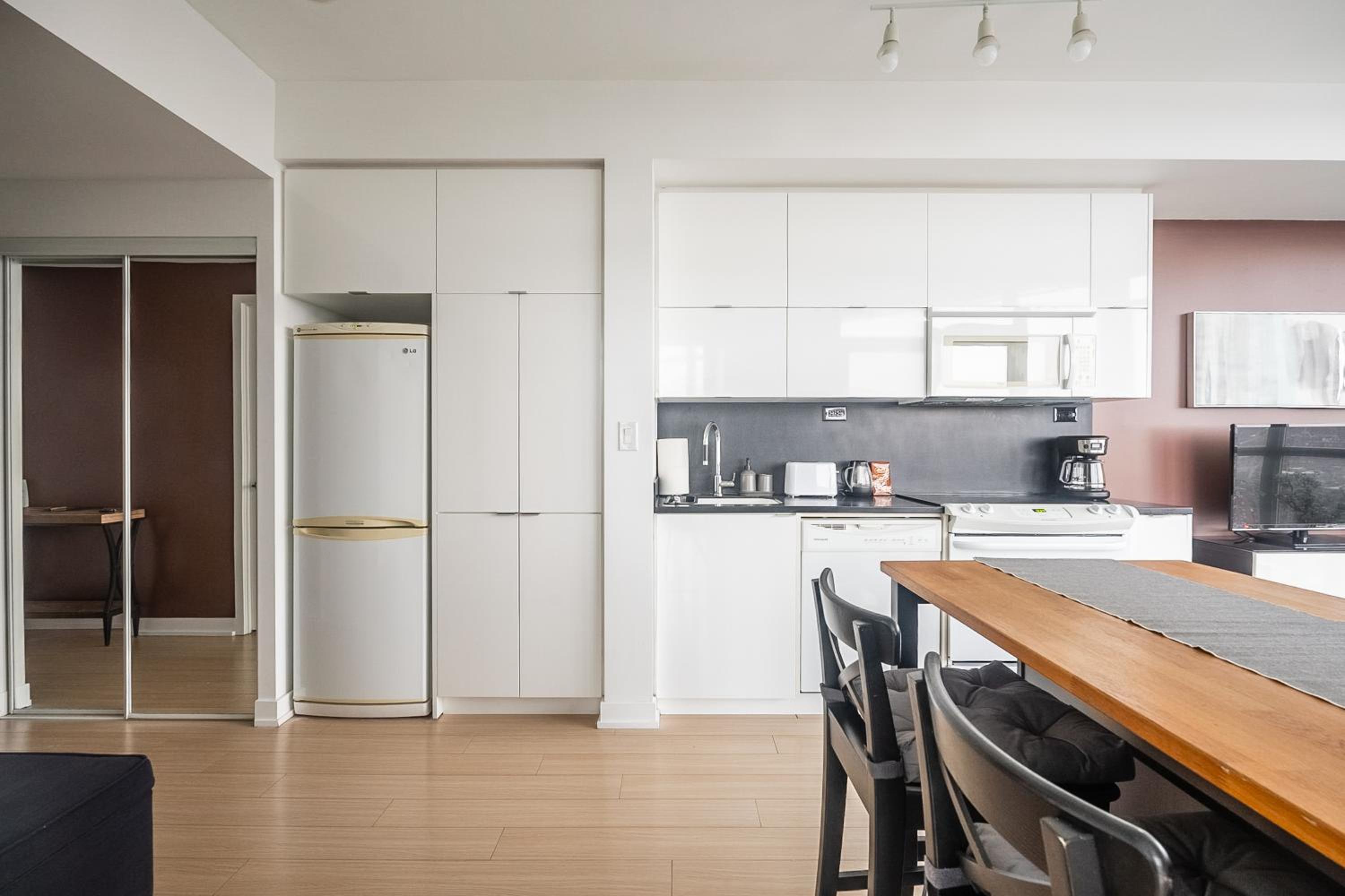 Modern 1 Bedroom Condo Iceboat Terrace Downtown Toronto