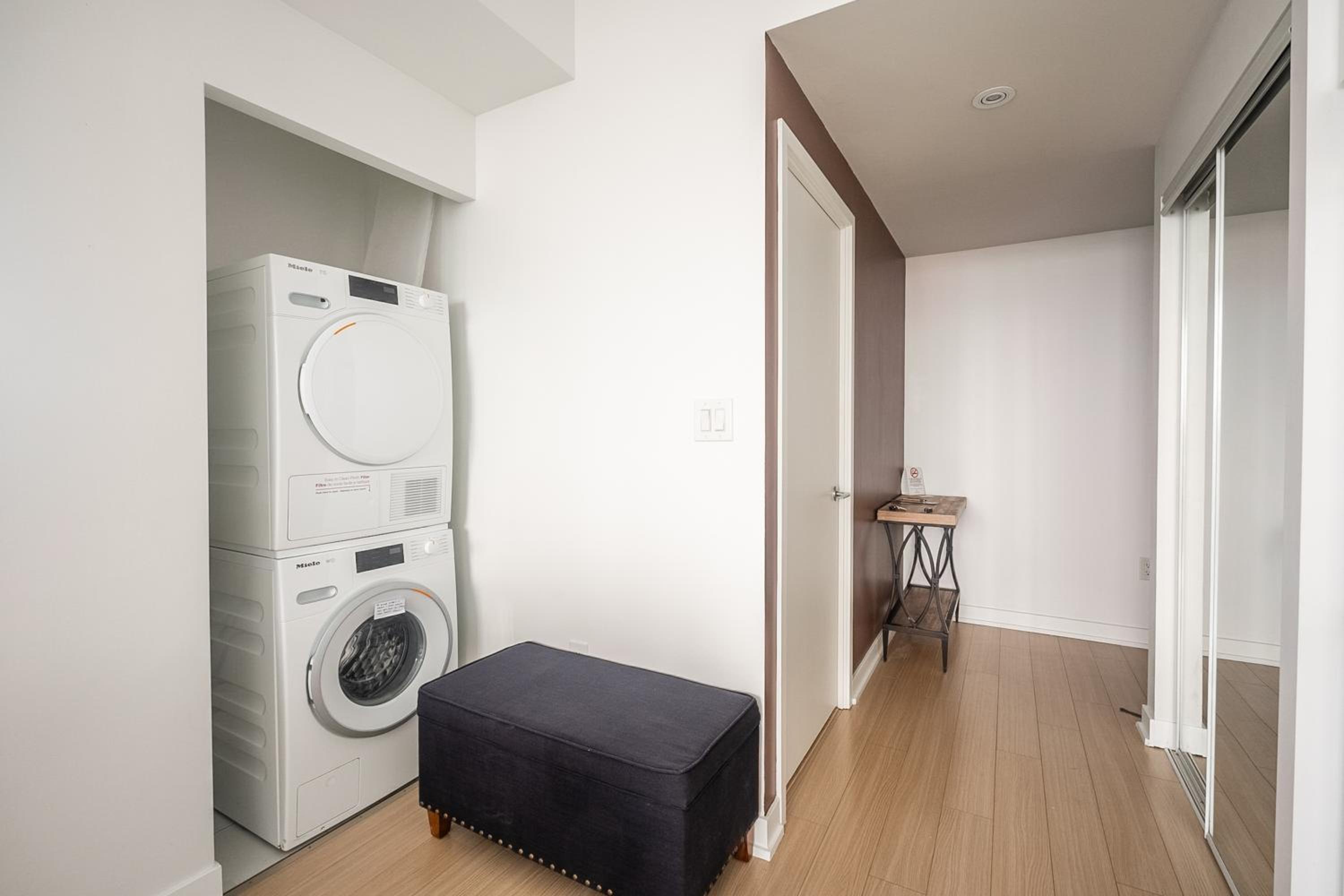Modern 1 Bedroom Condo Iceboat Terrace Downtown Toronto