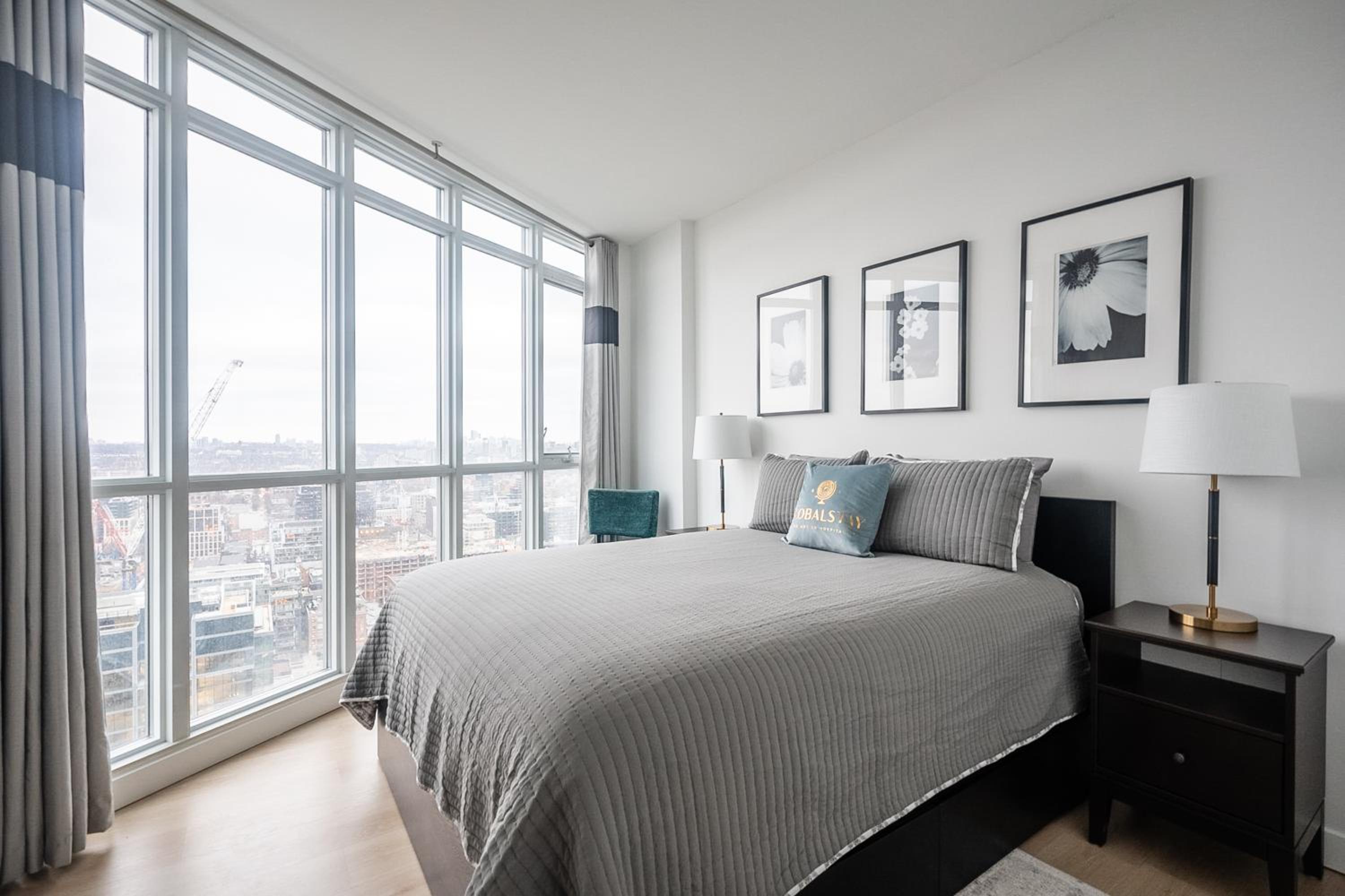 Modern 1 Bedroom Condo Iceboat Terrace Downtown Toronto