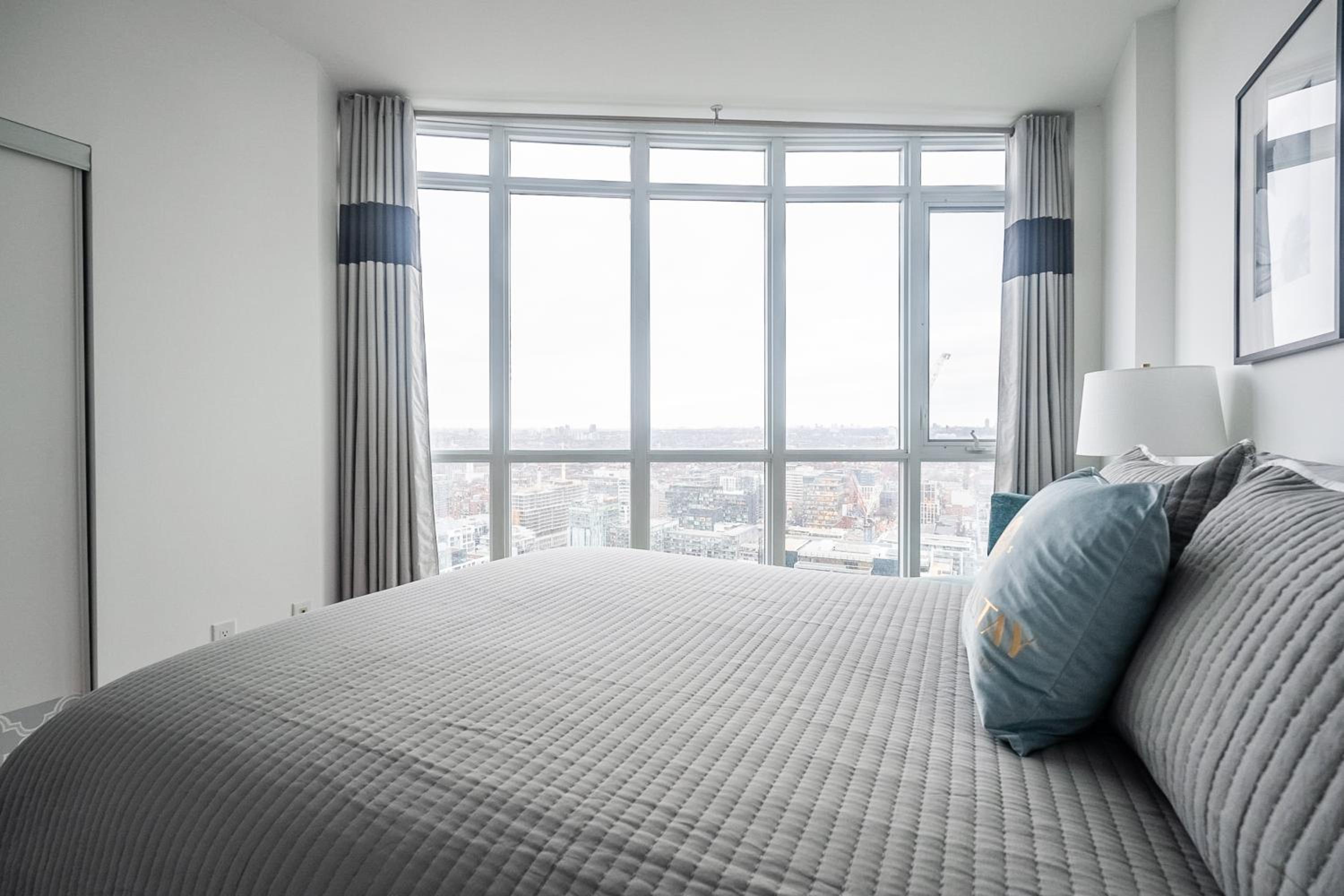 Modern 1 Bedroom Condo Iceboat Terrace Downtown Toronto