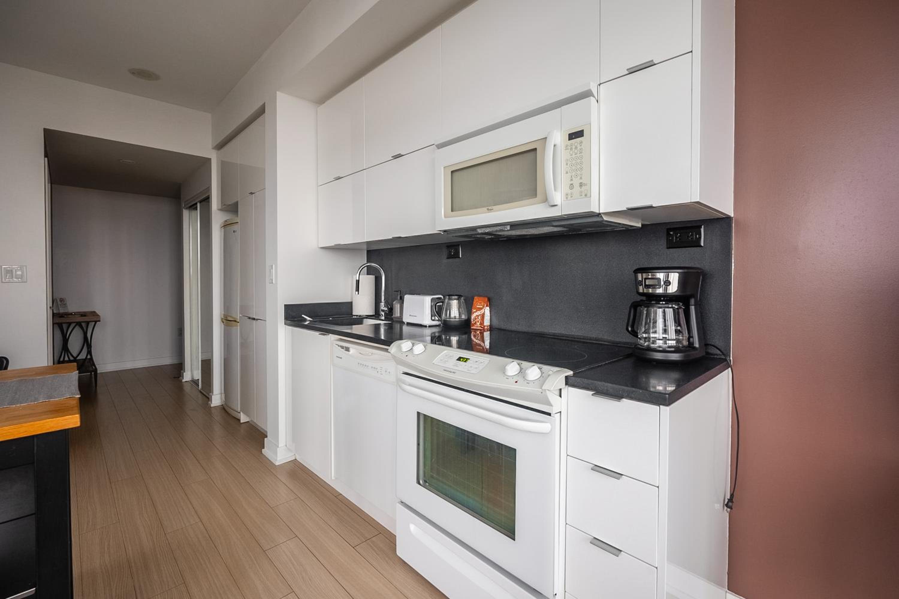 Modern 1 Bedroom Condo Iceboat Terrace Downtown Toronto