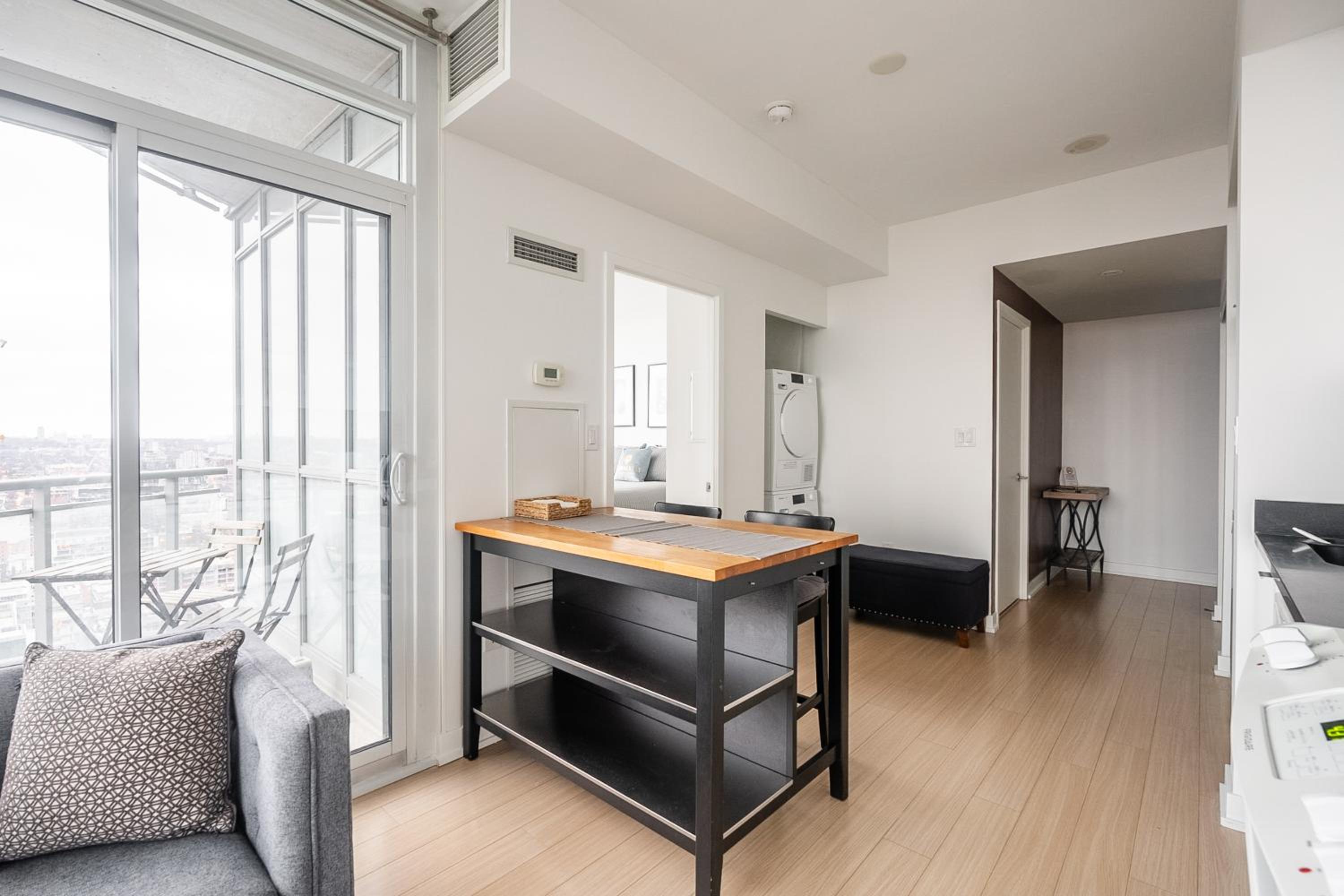 Modern 1 Bedroom Condo Iceboat Terrace Downtown Toronto