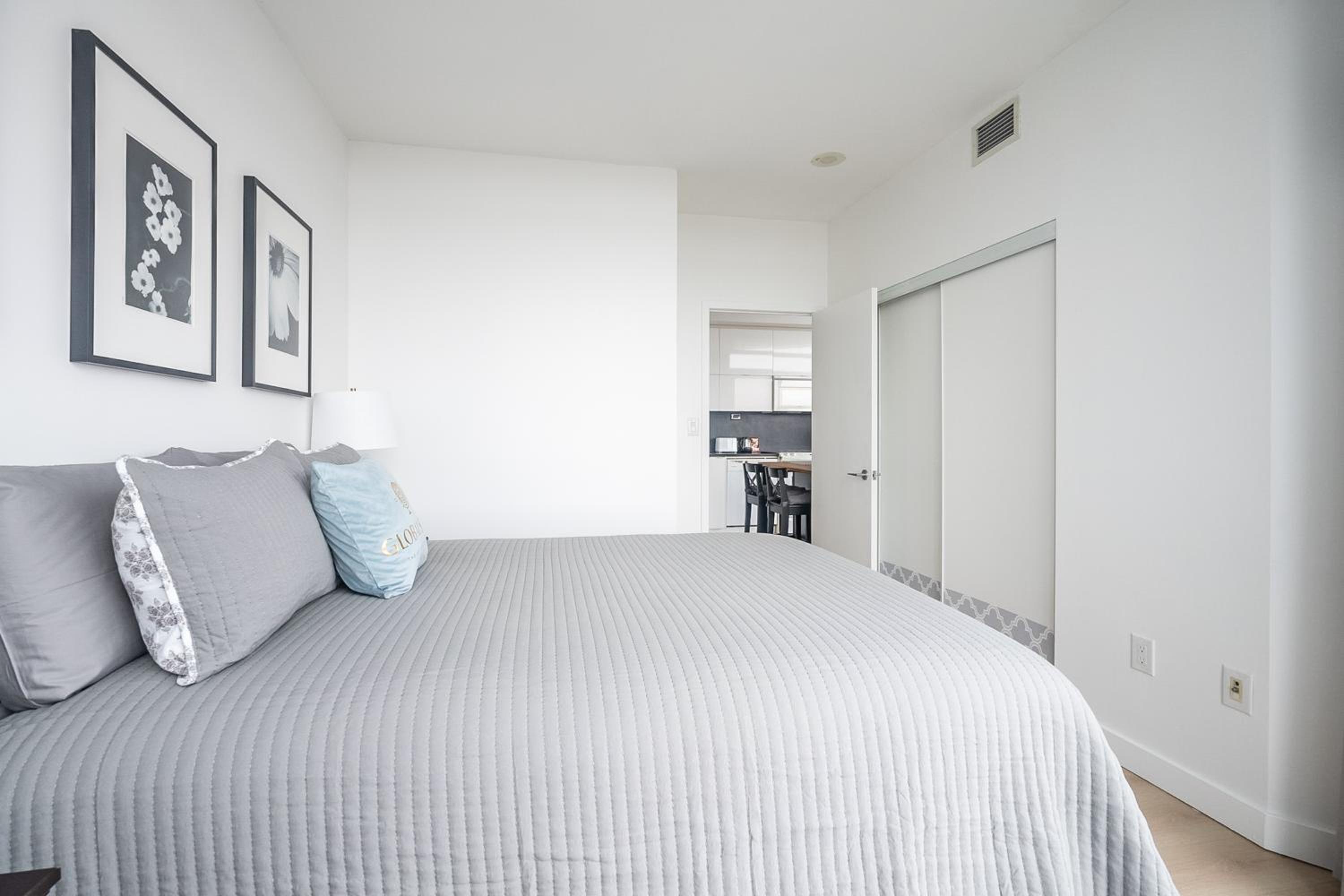 Modern 1 Bedroom Condo Iceboat Terrace Downtown Toronto