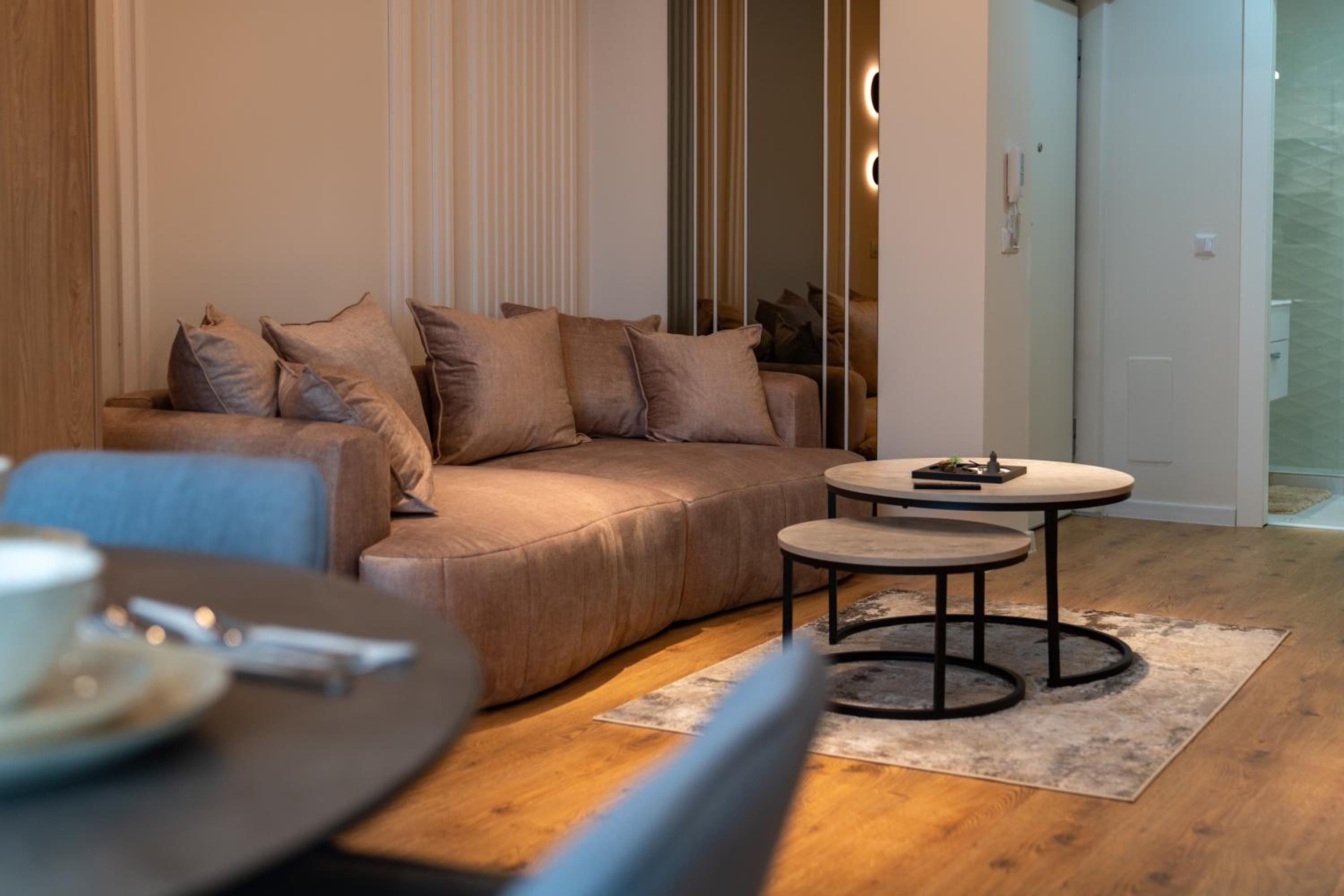 The Velvet Glow by Blvd 63B3 - Warm Modern Stay with Elegant Design