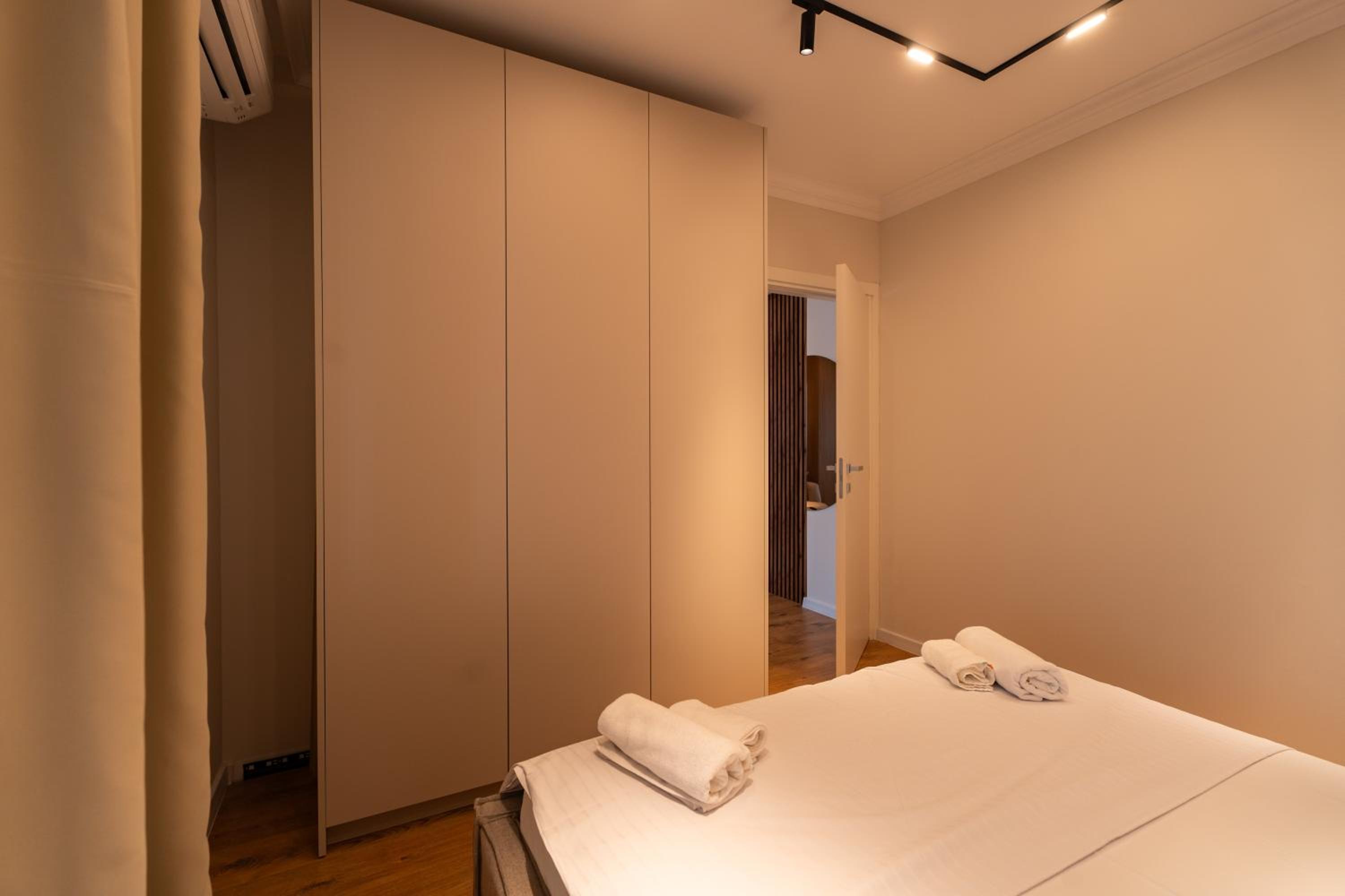 The Velvet Glow by Blvd 63B3 - Warm Modern Stay with Elegant Design