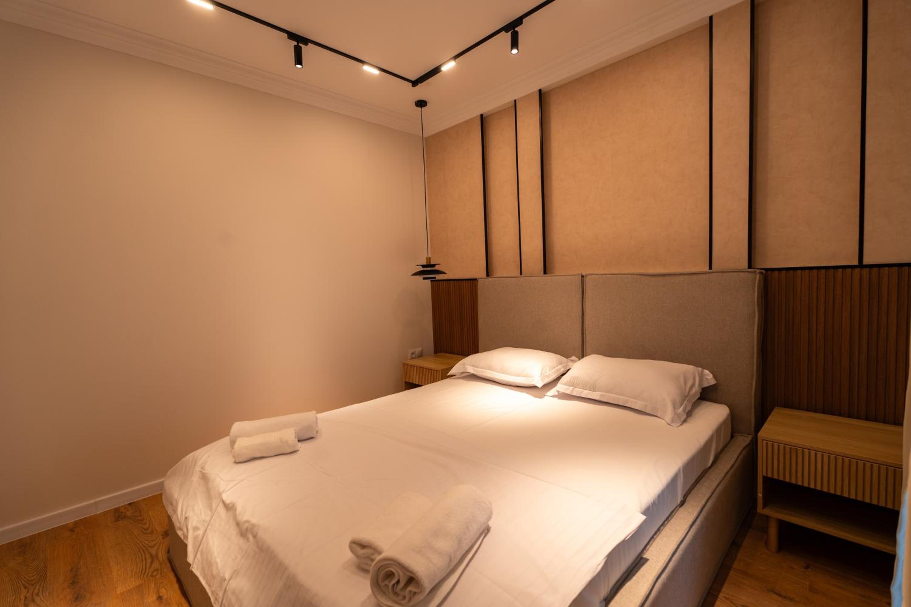 The Velvet Glow by Blvd 63B3 - Warm Modern Stay with Elegant Design