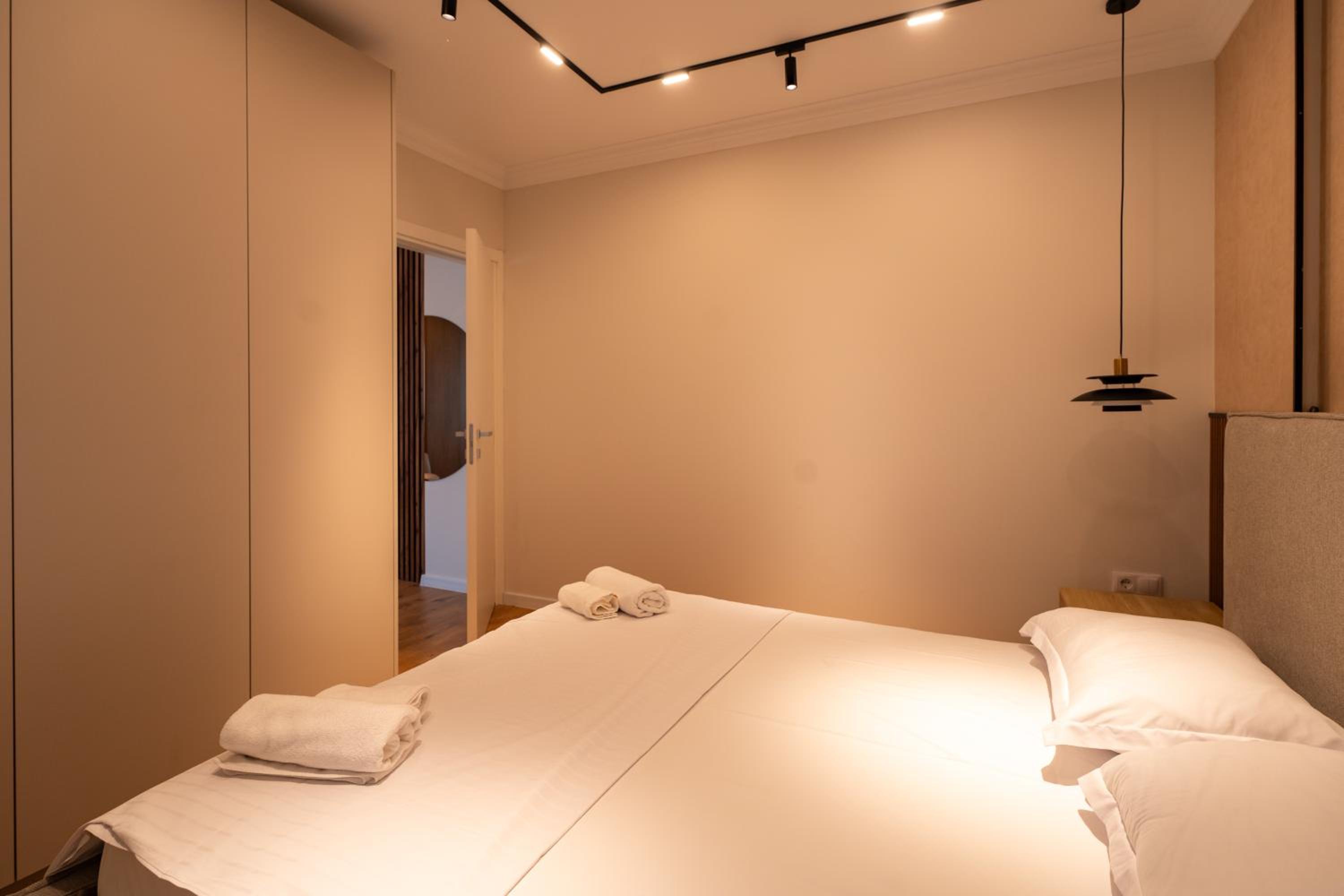 The Velvet Glow by Blvd 63B3 - Warm Modern Stay with Elegant Design
