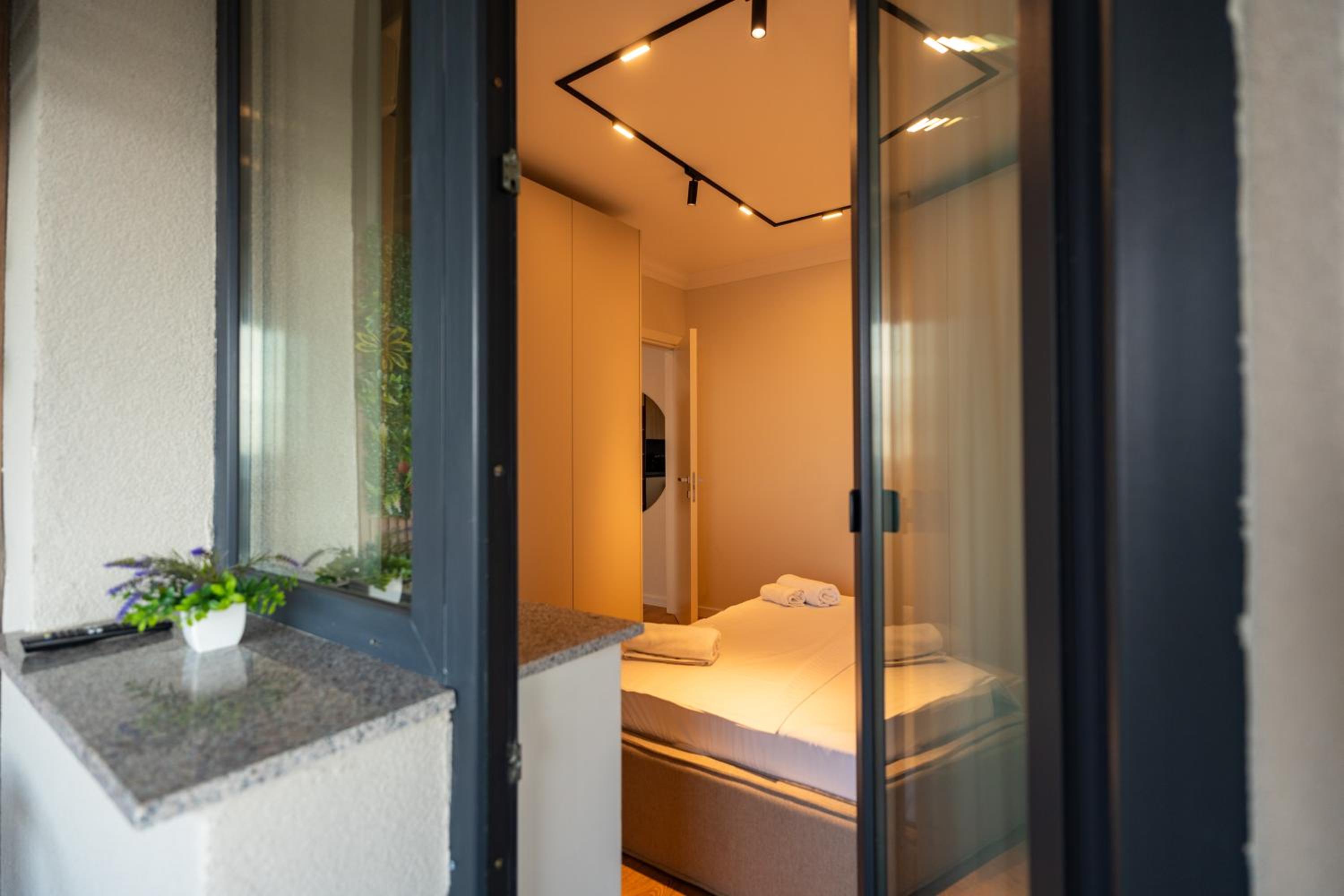 The Velvet Glow by Blvd 63B3 - Warm Modern Stay with Elegant Design