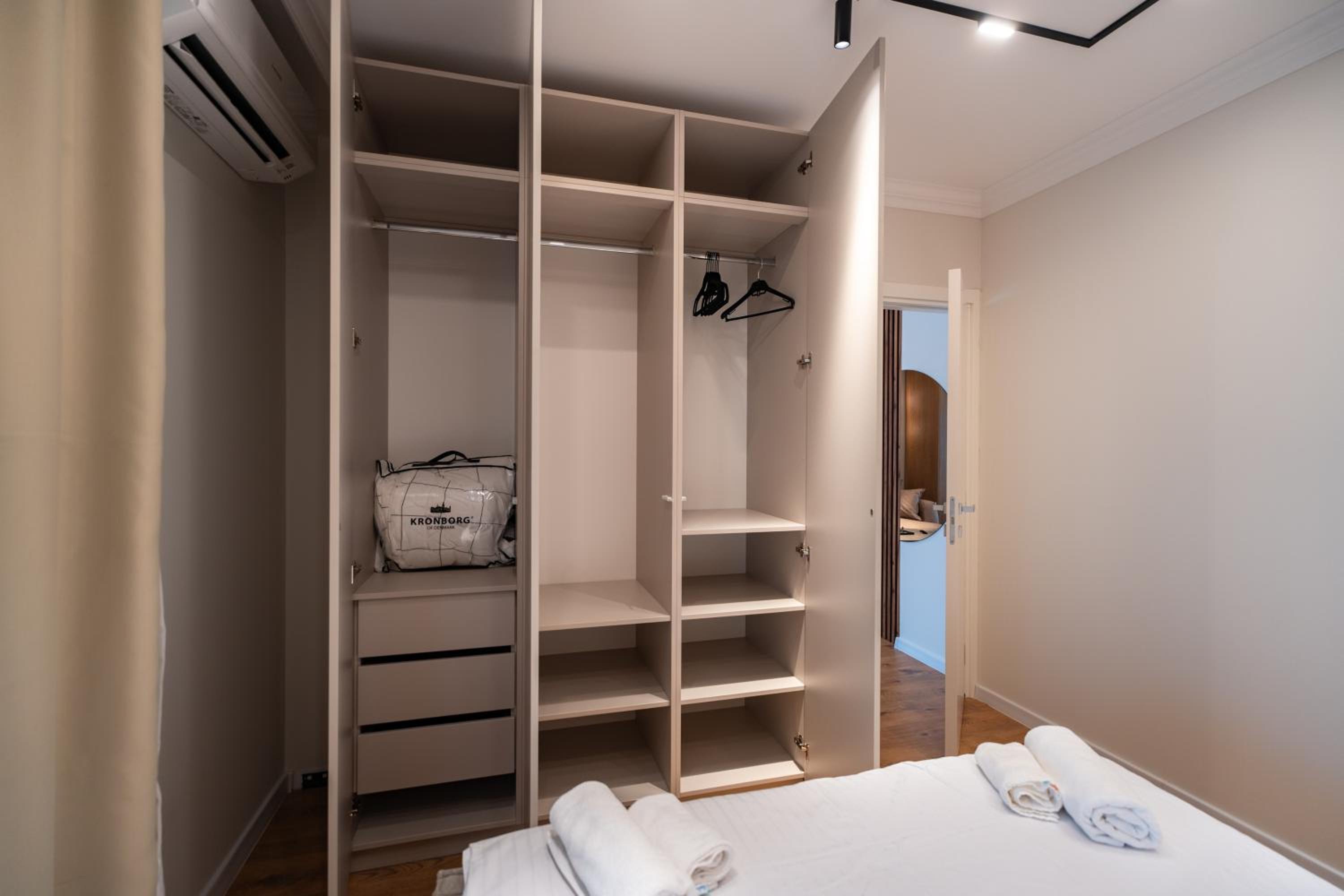 The Velvet Glow by Blvd 63B3 - Warm Modern Stay with Elegant Design