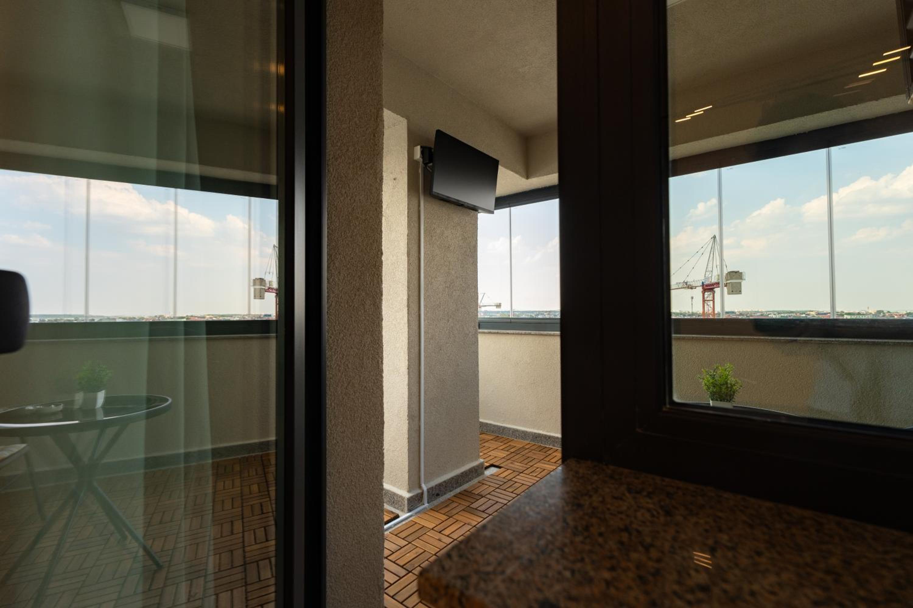 The Velvet Glow by Blvd 63B3 - Warm Modern Stay with Elegant Design